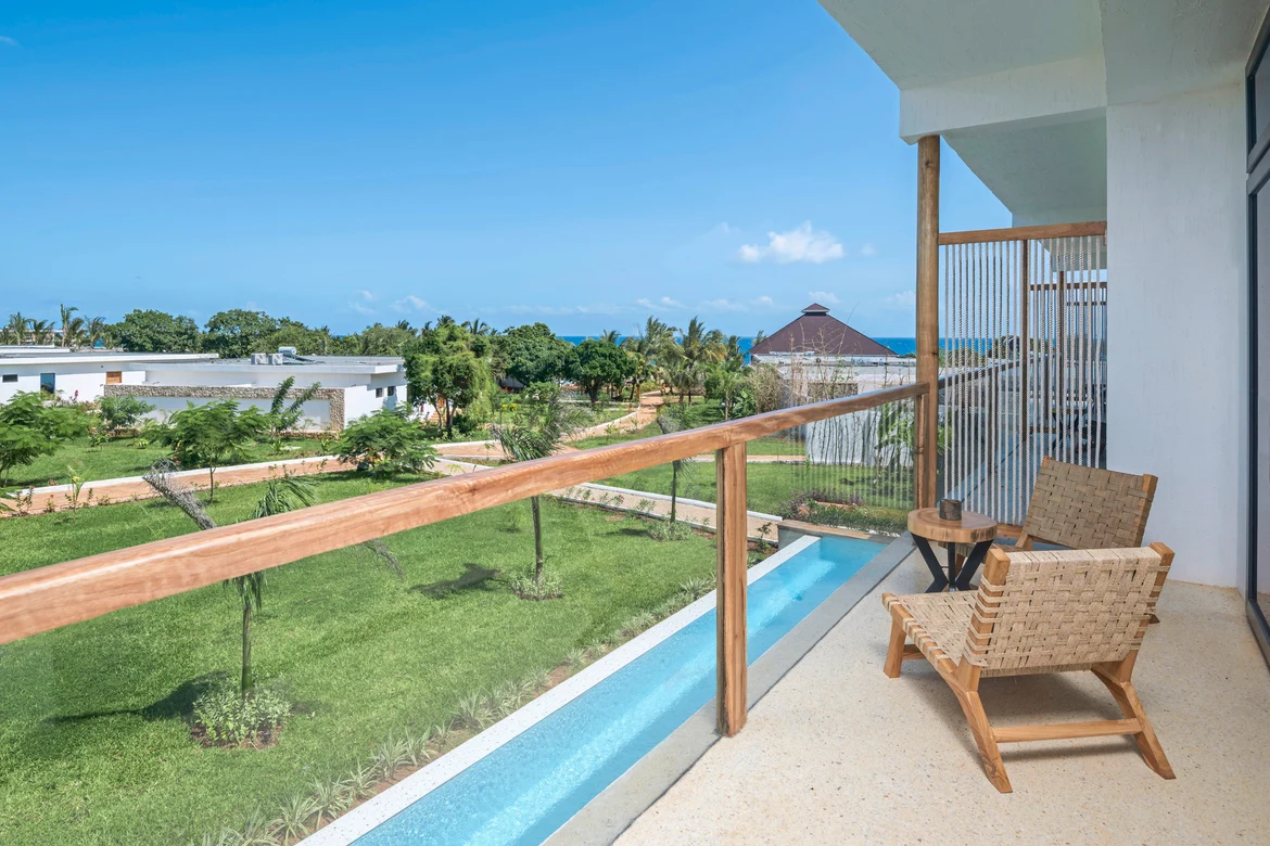 Balkon mit Rattlesessel Blick auf grüne Landschaft und Pool bei Aldiana Premium Cluburlaub