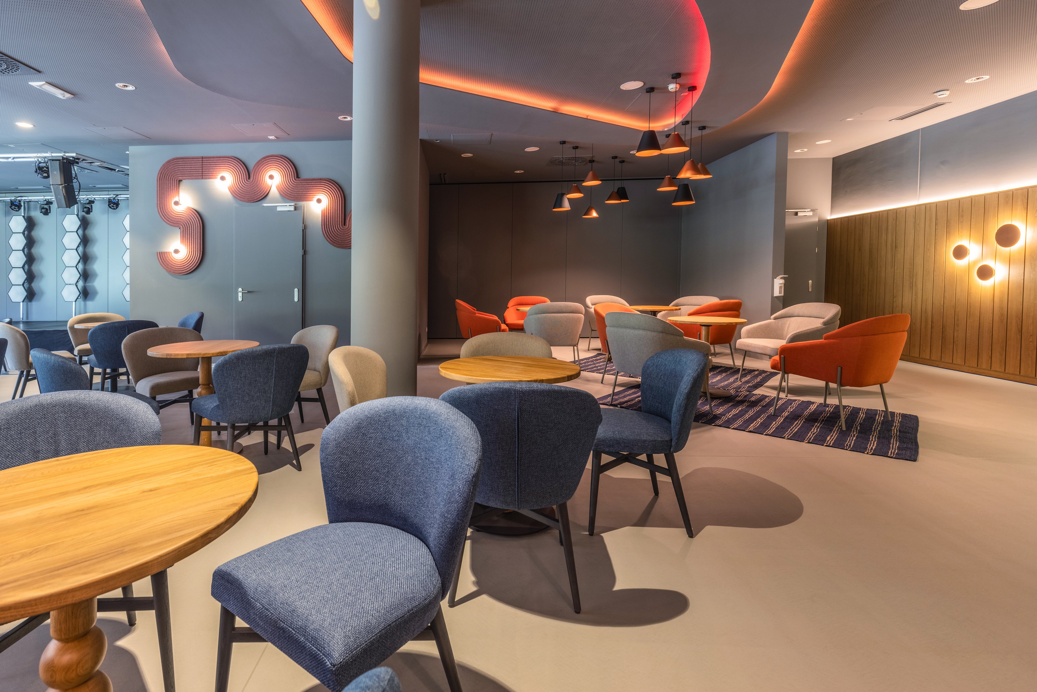 Ein eleganter Loungebereich mit bequemen Sesseln und Stühlen bei Aldiana Premium Cluburlaub