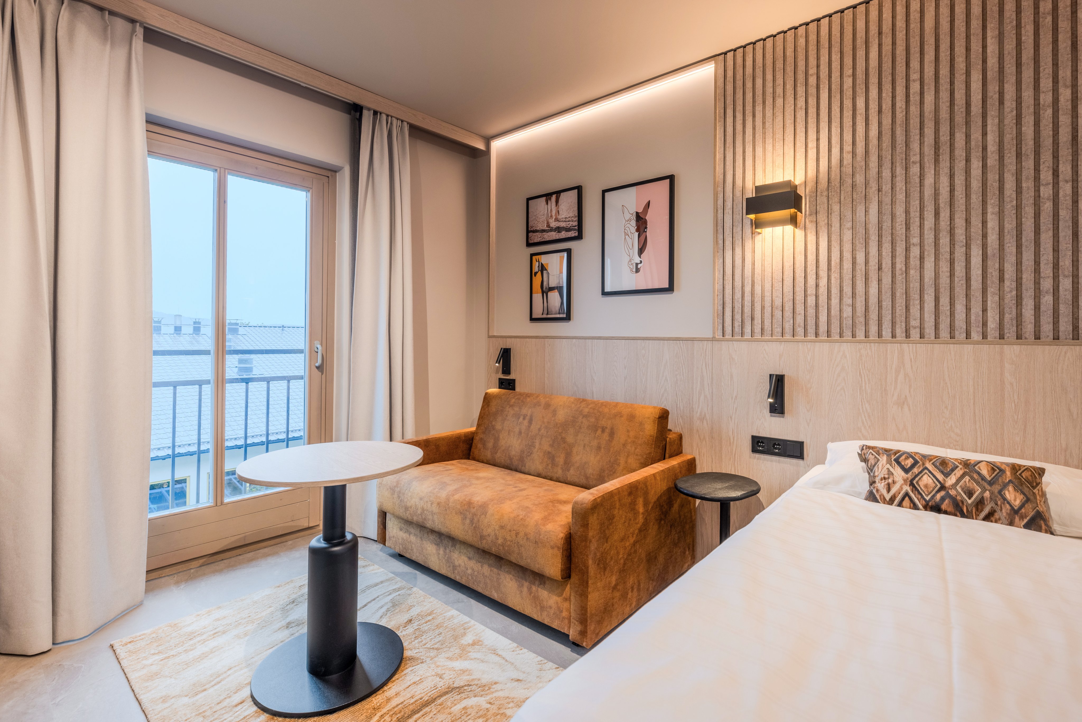 Elegantes Hotelzimmer bei Aldiana mit Couch, Bett und Balkonblick, hochwertiges Design
