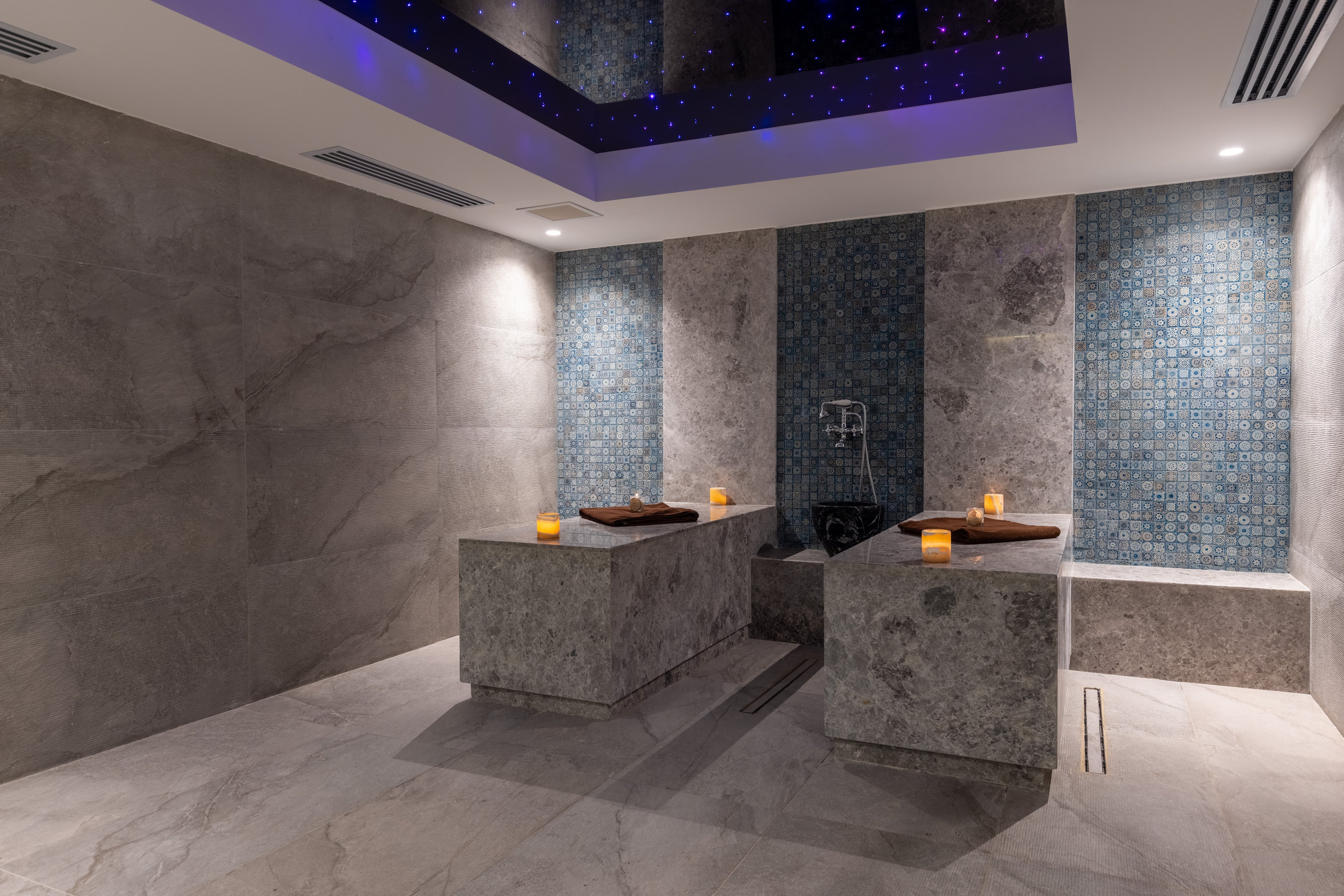Luxus Spa Bereich mit modernem Design, entspannende Atmosphäre, komfortable Einrichtungen.