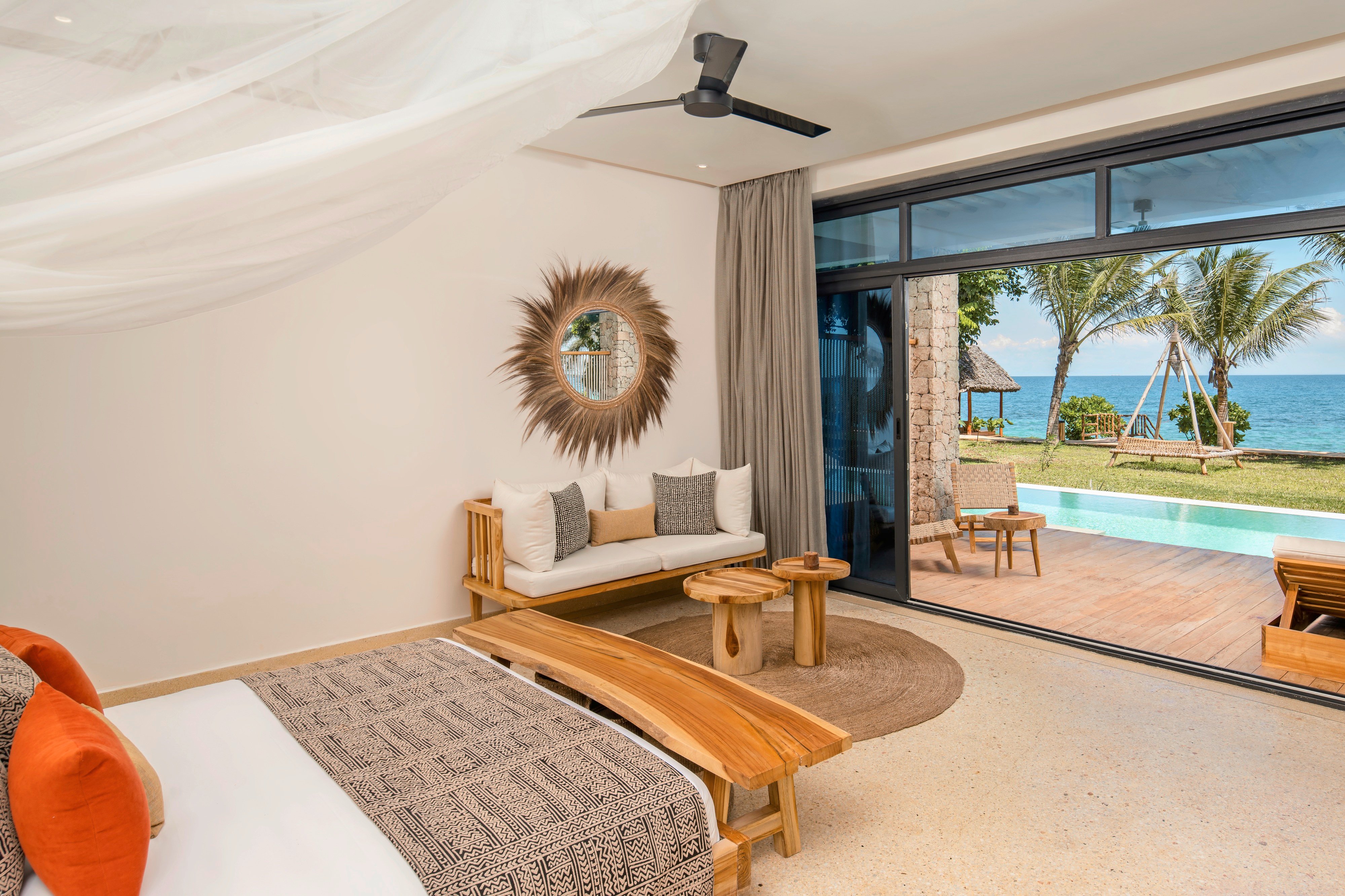 Modern Hotelzimmer mit komfortablem Bett und Blick auf Meer bei Aldiana in Deutschland