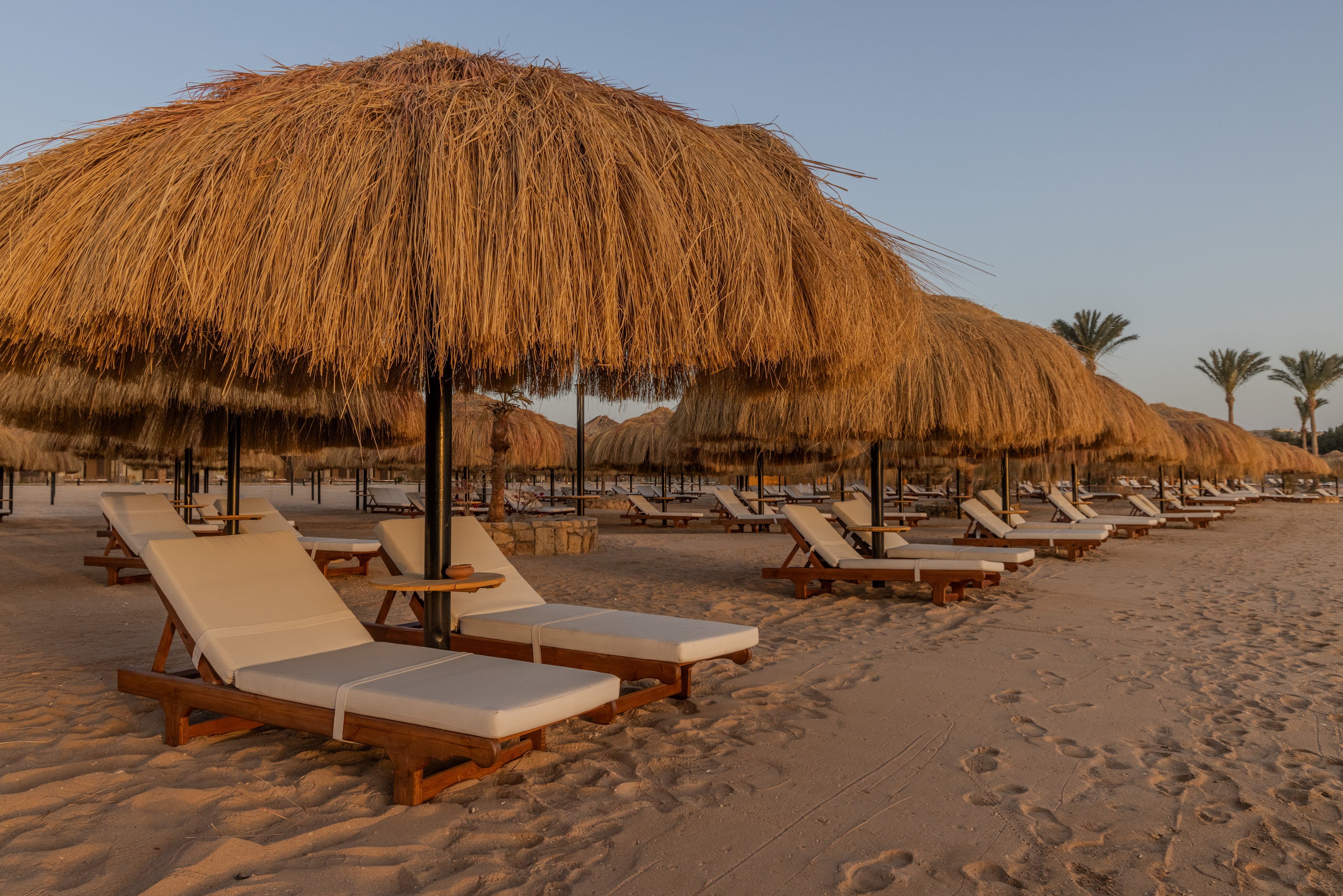Strandliegen und Sonnenschirme am Strand von Aldiana zum Entspannen und Sonne genießen.