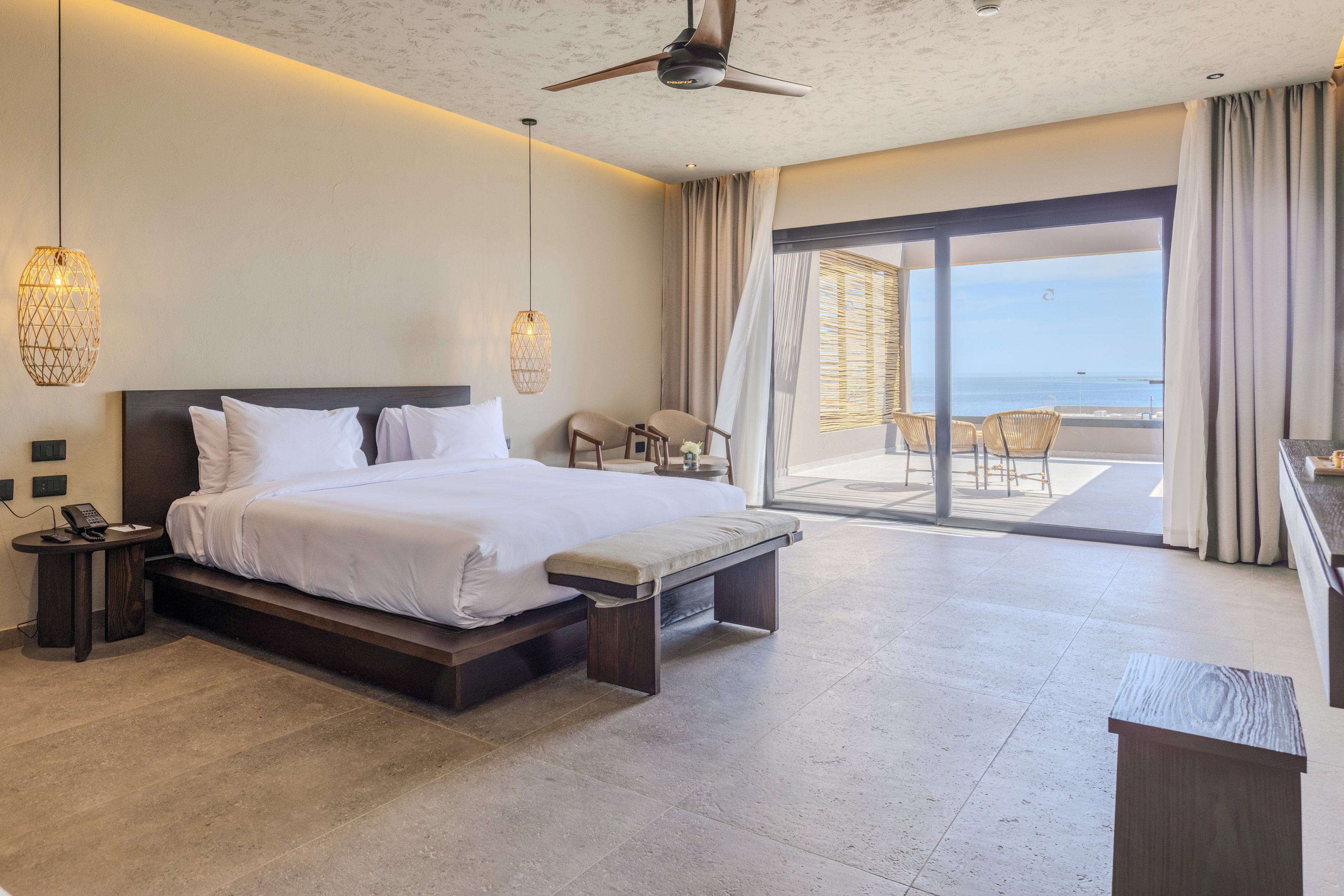 Modernes Hotelzimmer mit Blick auf das Meer, Komfort und Entspannung garantiert.