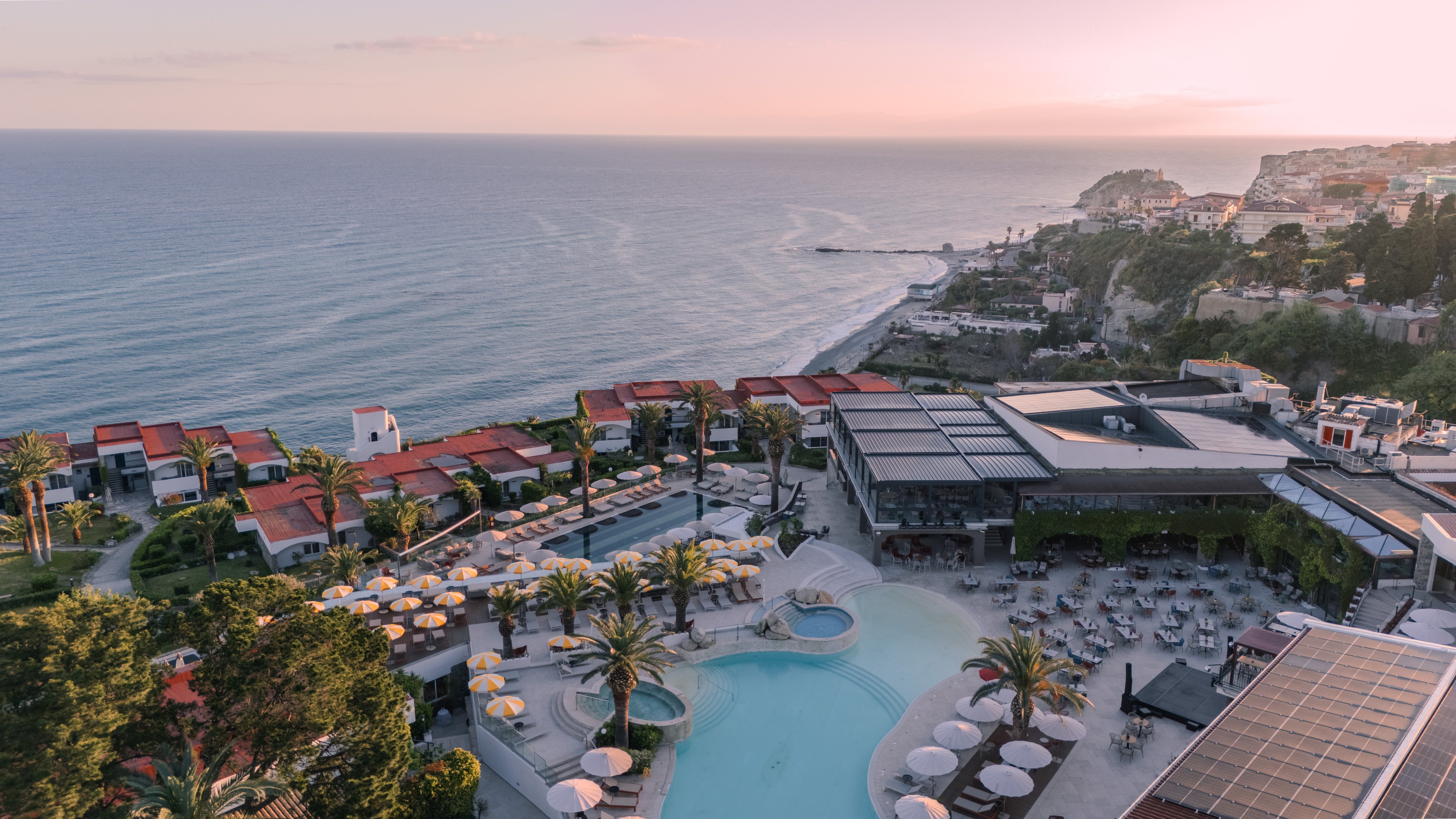 Luftaufnahme vom Aldiana Club Rocca Nettuno Calabria mit Blick auf das Meer