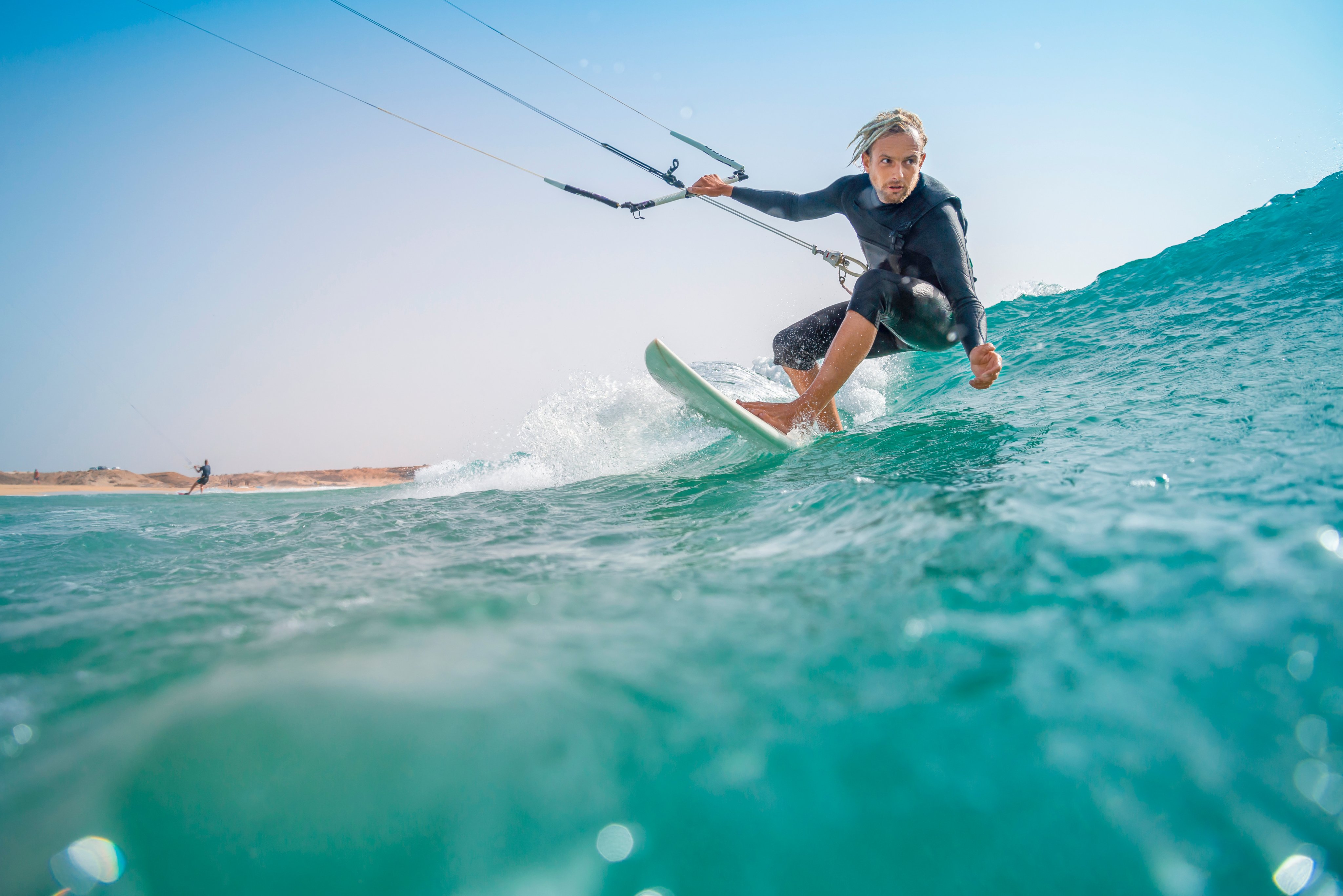 Junge Person beim Kitesurfen auf dem Wasser, premium Cluburlaub bei Aldiana