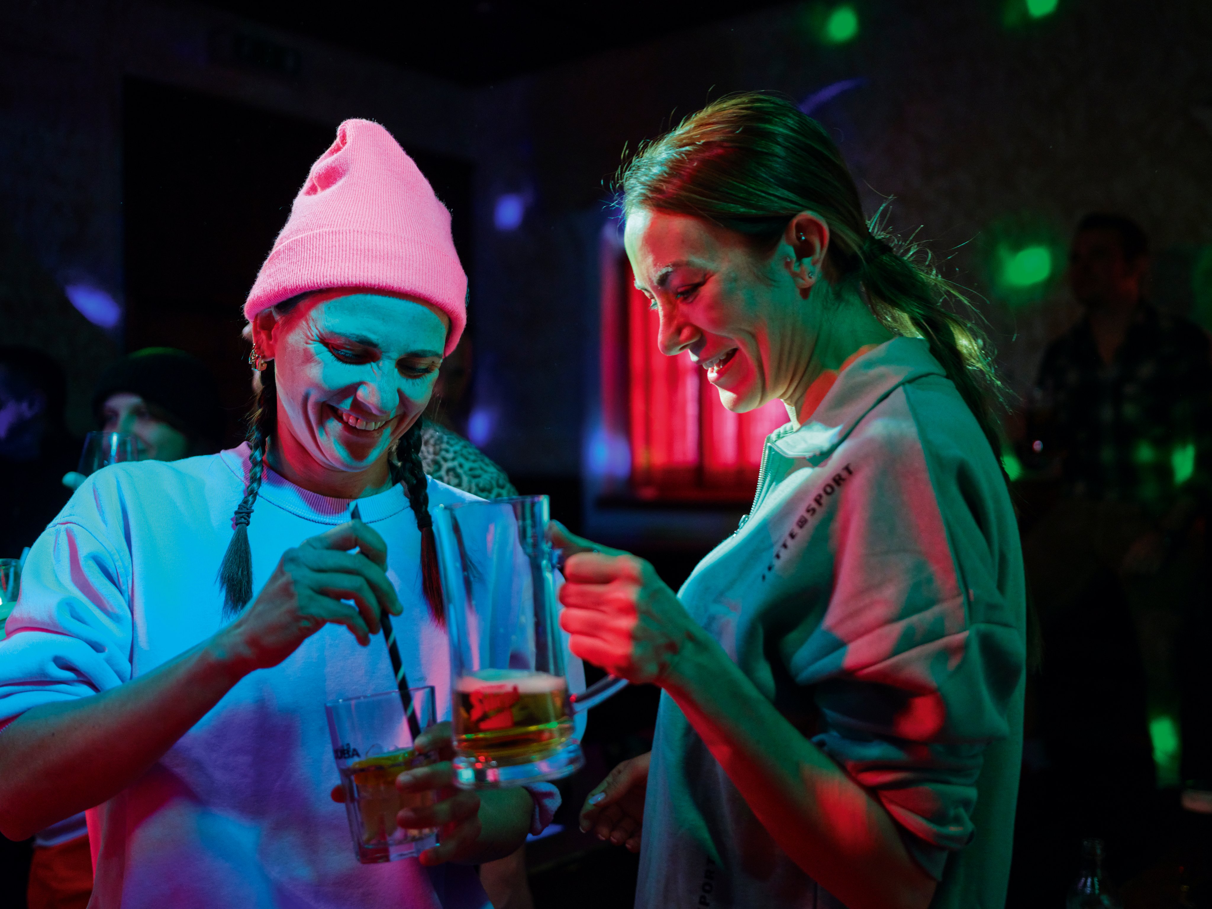 Zwei junge Frauen in einem Club bei einem Drink, entspannte Atmosphäre, hochwertiger Cluburlaub
