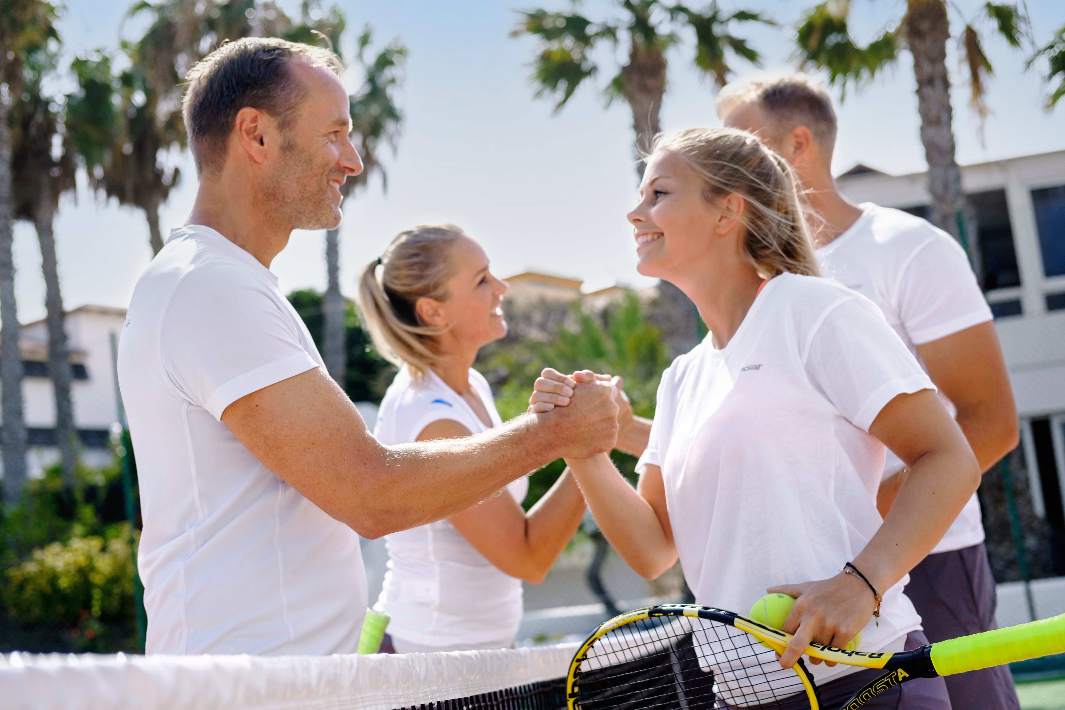 Menschen beim Tennis auf einem Aldiana Premium Cluburlaub im Freien
