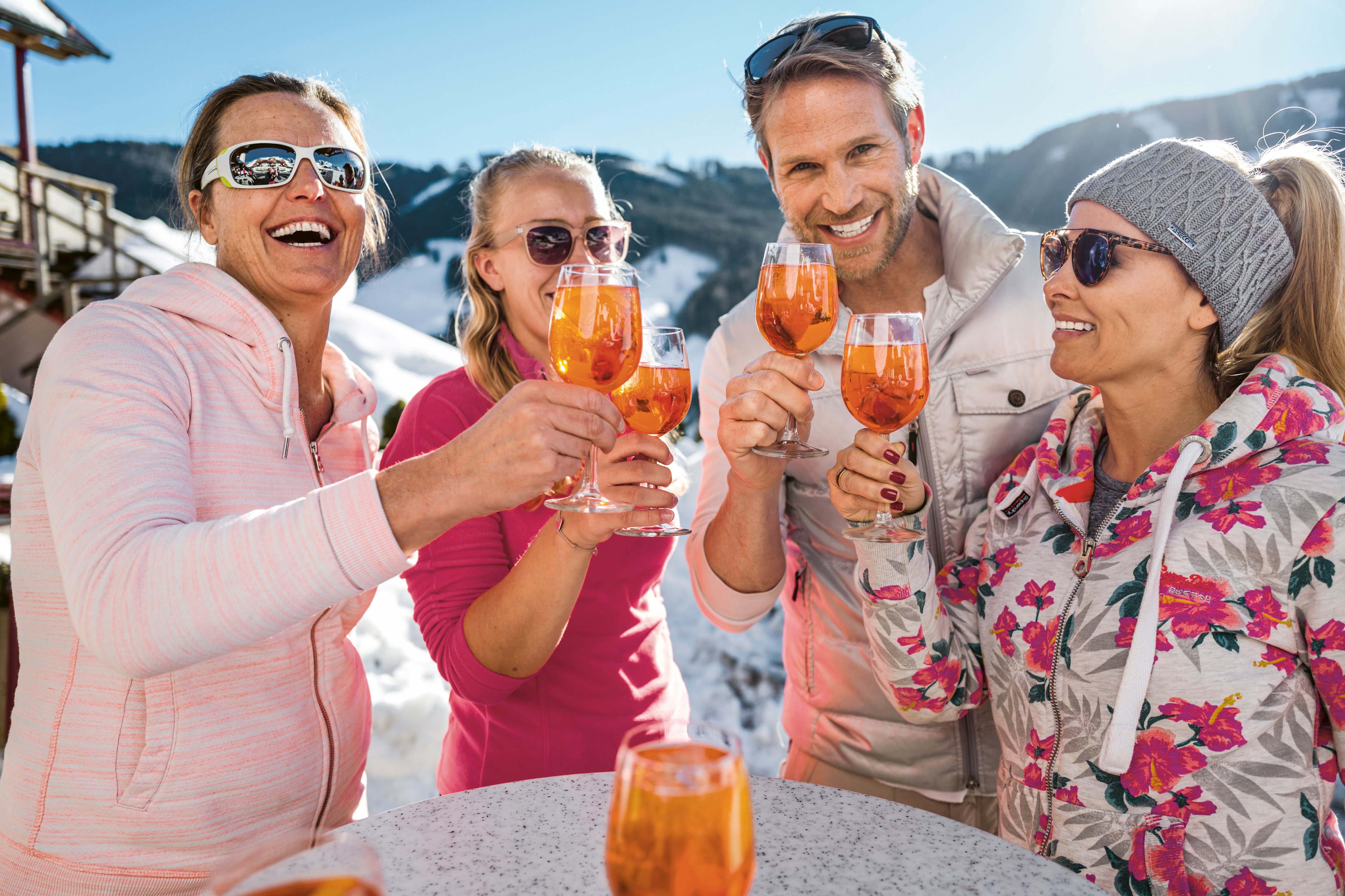 Familien beim stilvollen Aperitif im sonnigen Aldiana Premium Cluburlaub