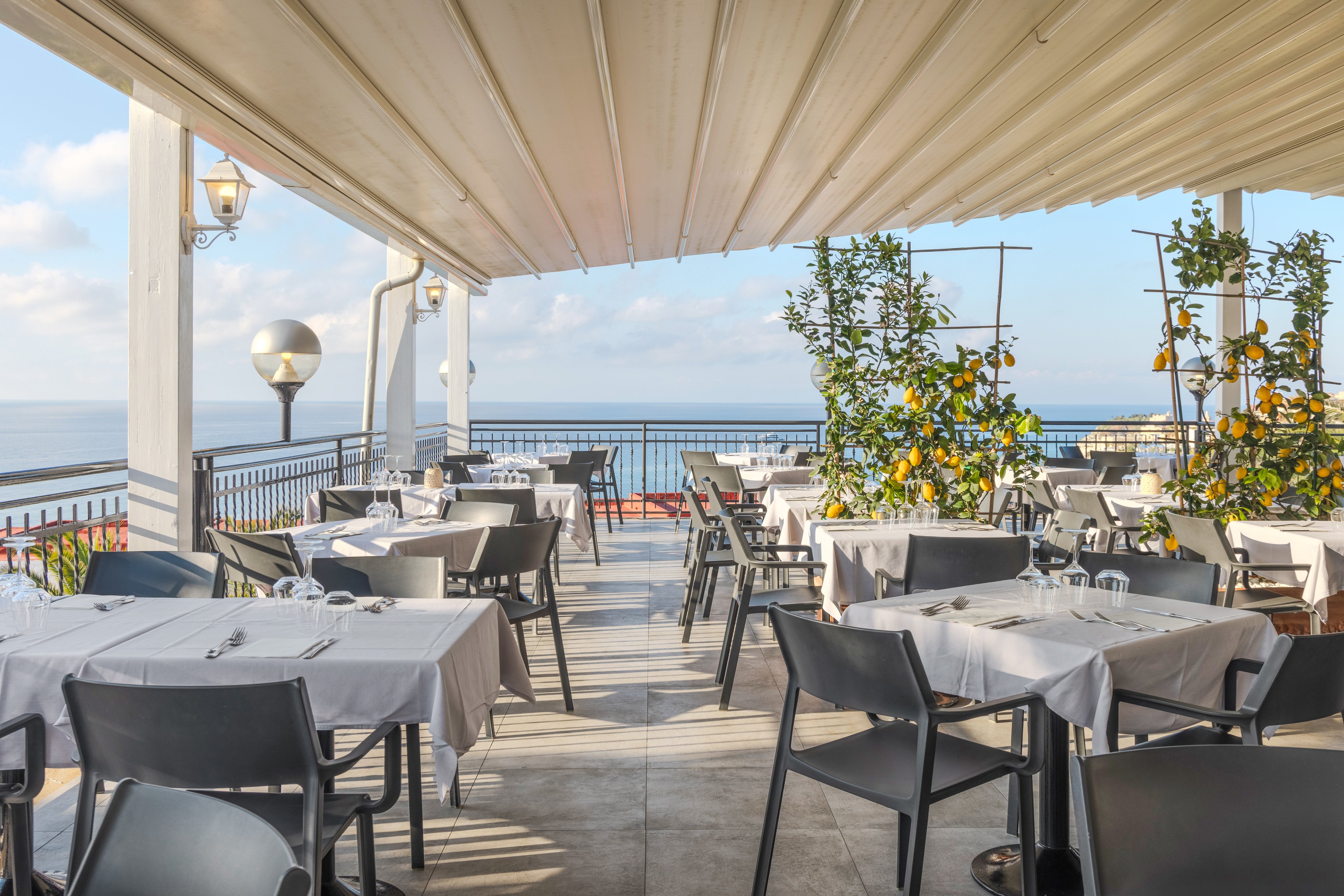 Elegantes Open-Air Restaurant mit Meerblick und gedeckten Tischen für Premium Cluburlaub bei Aldiana