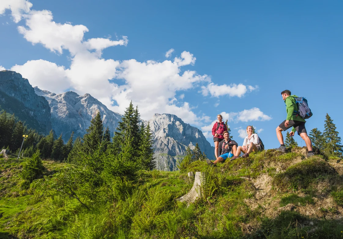 Personen bei einer Pause nach einer Wanderung in den Bergen