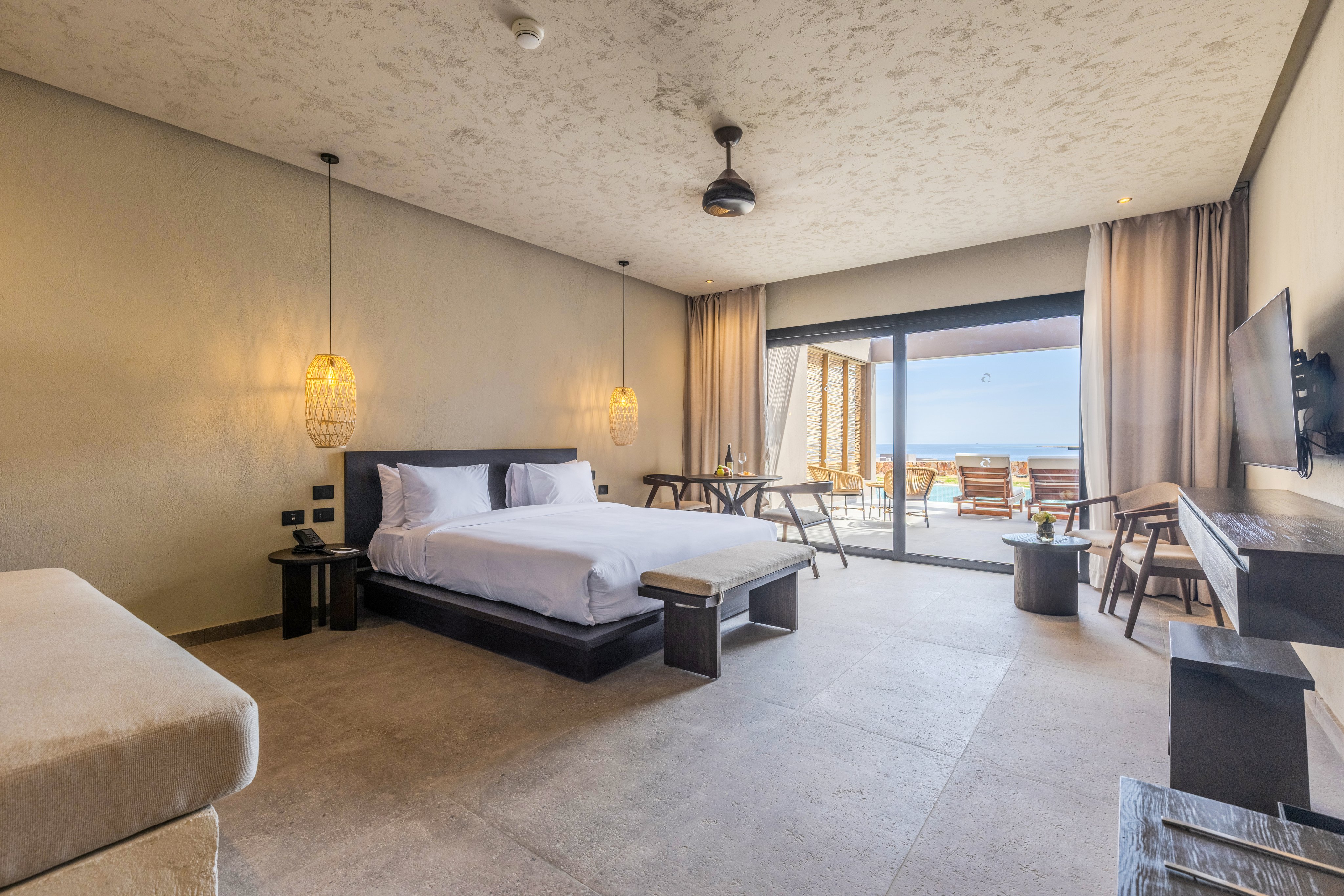 Luxuriöses Hotelzimmer bei Aldiana mit Meerblick, komfortable Betten und gemütliche Atmosphäre.