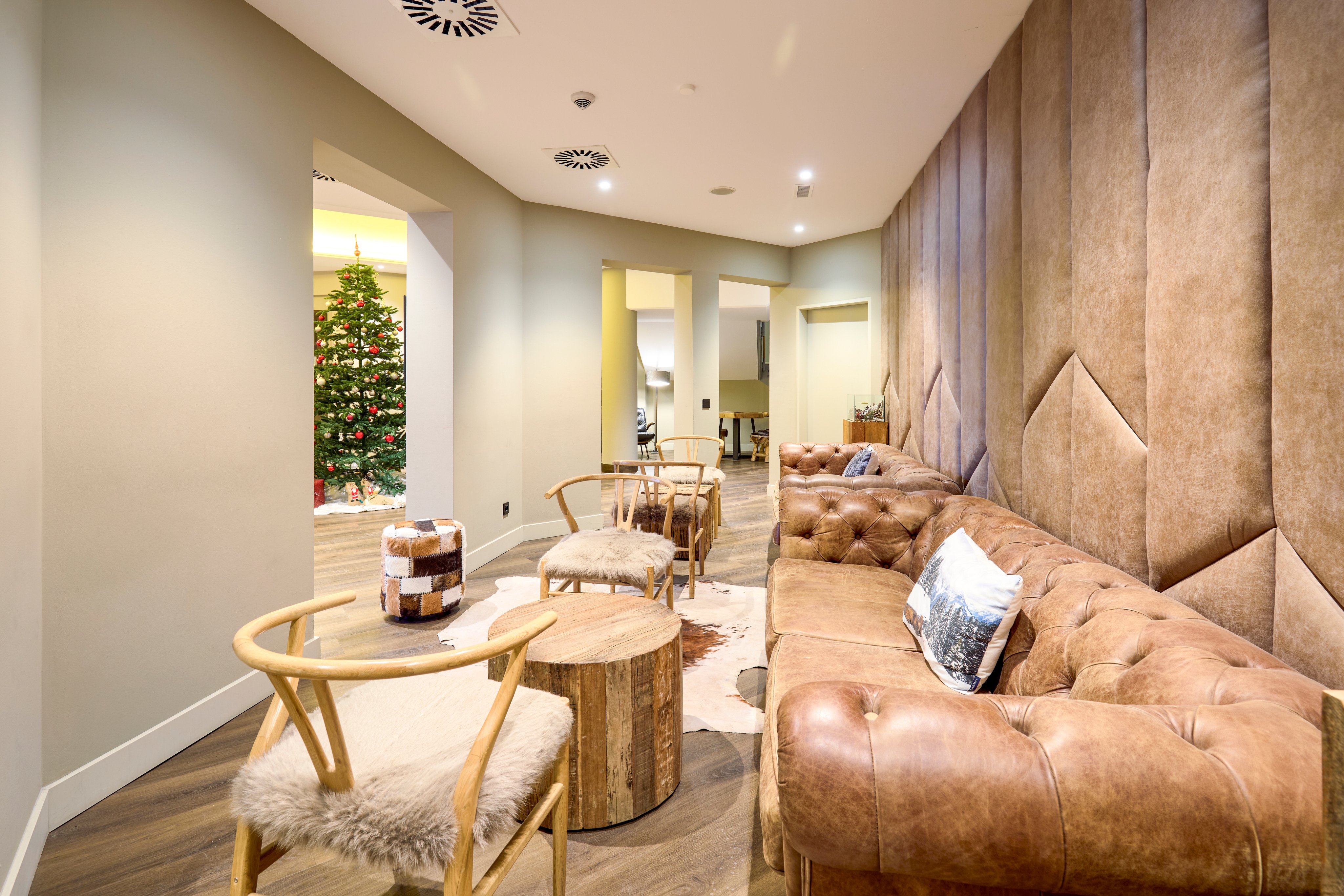 Rezeptionsbereich mit Sitzmöglichkeiten