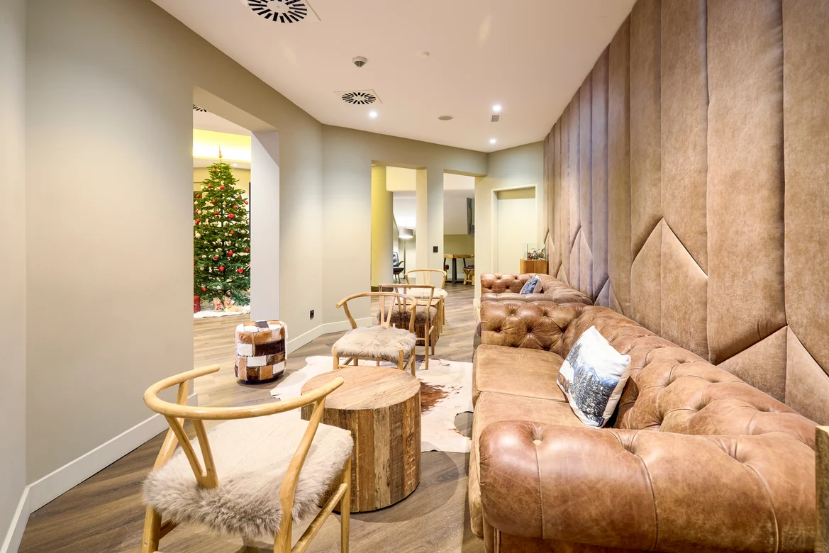 Rezeptionsbereich mit Sitzmöglichkeiten