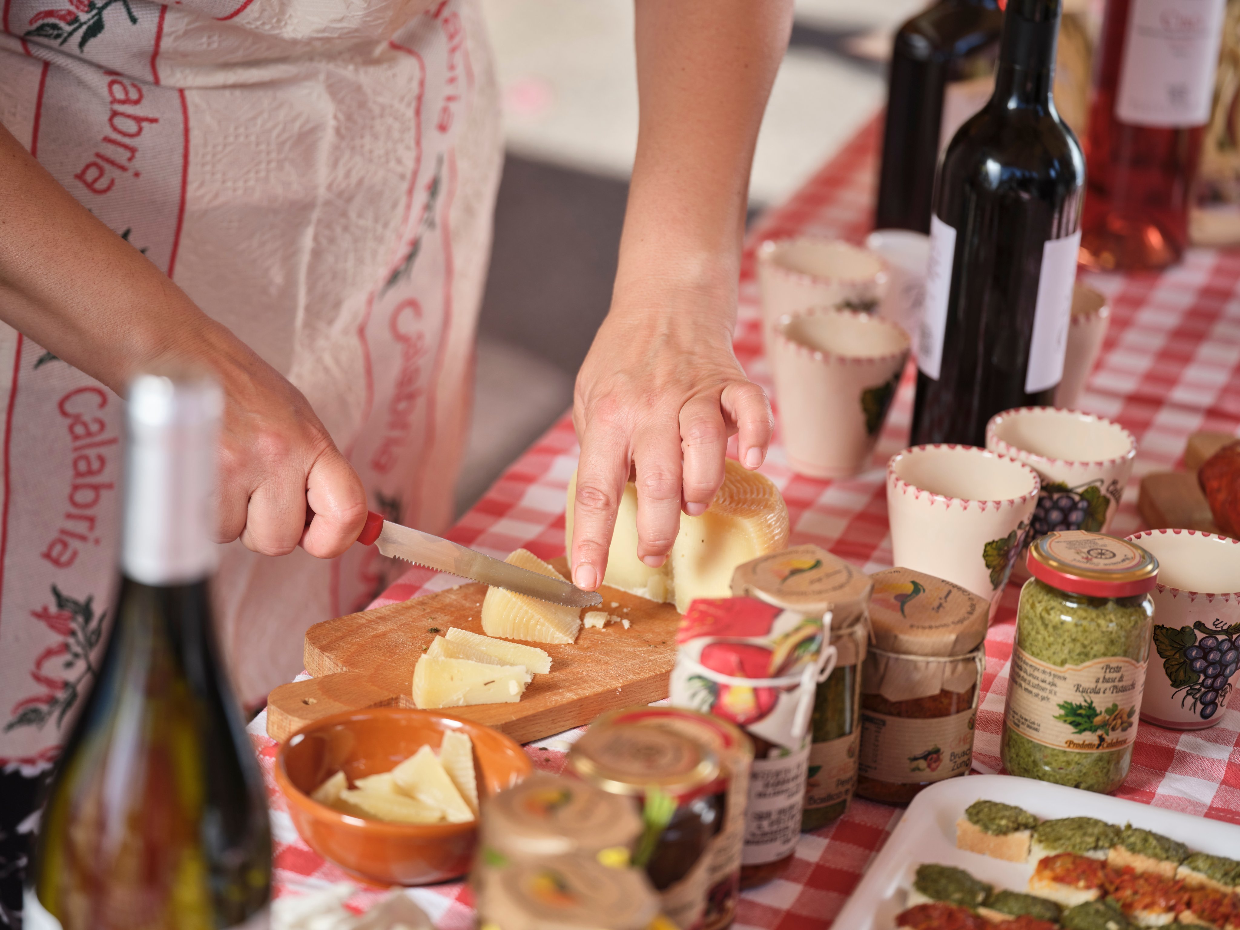 Ein paar Menschen bereiten auf einem Buffet Käsegerichte in einem Aldiana Premium Cluburlaub vor