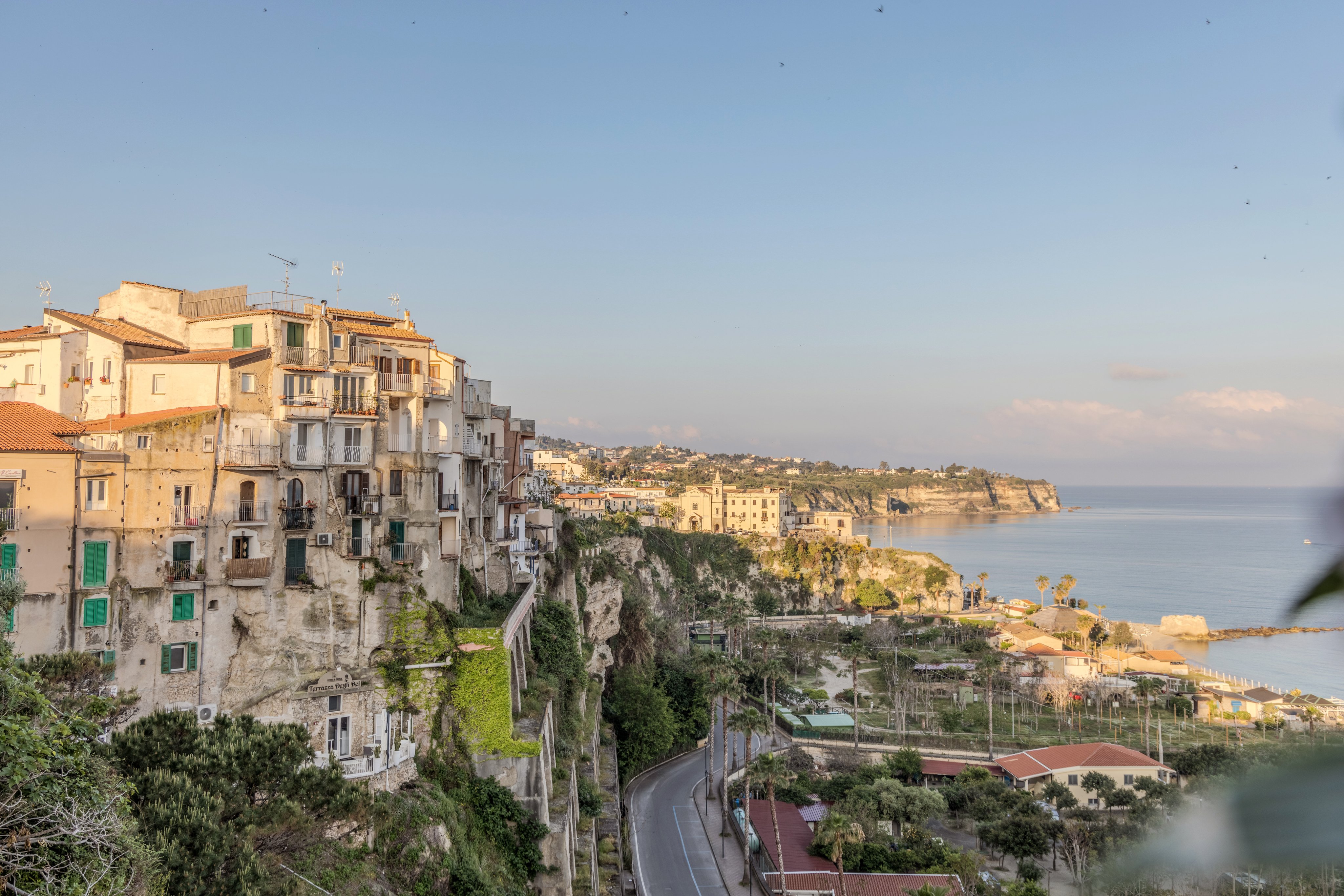 Eine malerische Küstenstadt mit alten Gebäuden und Meerblick, ideal für Premium Cluburlaub.