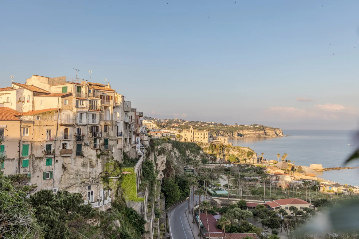 Eine malerische Küstenstadt mit alten Gebäuden und Meerblick, ideal für Premium Cluburlaub.