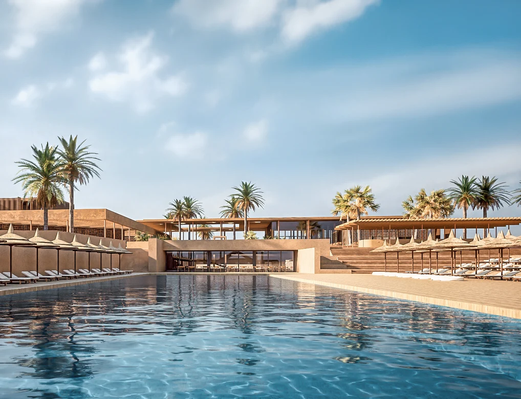 Luxuriöser Hotelpool mit Palmen und Liegestühlen im Sonnenlicht bei Aldiana Urlaub