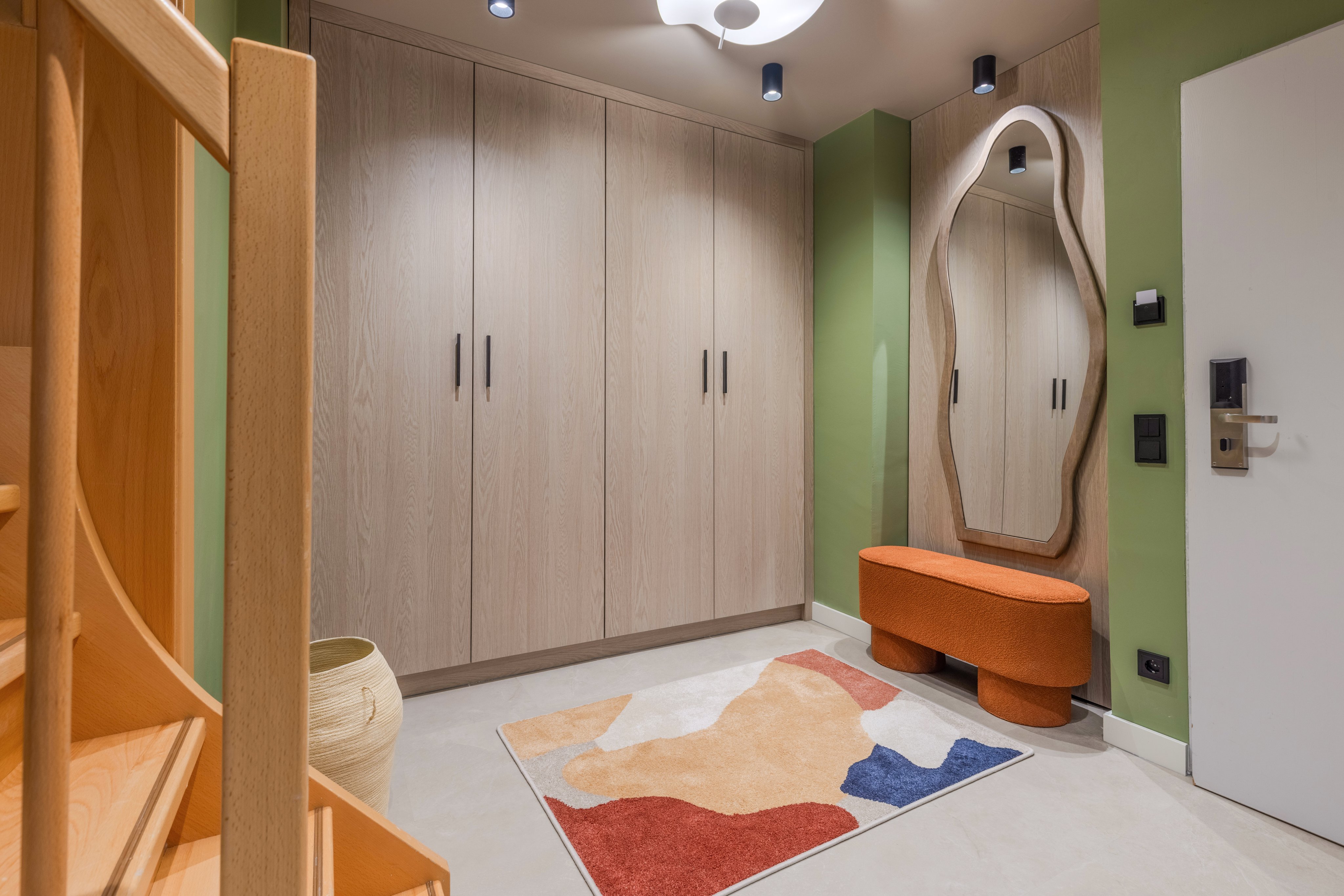 Ein stilvoller Eingangsbereich mit Kleiderschrank, Spiegel und Sitzgelegenheit bei Aldiana