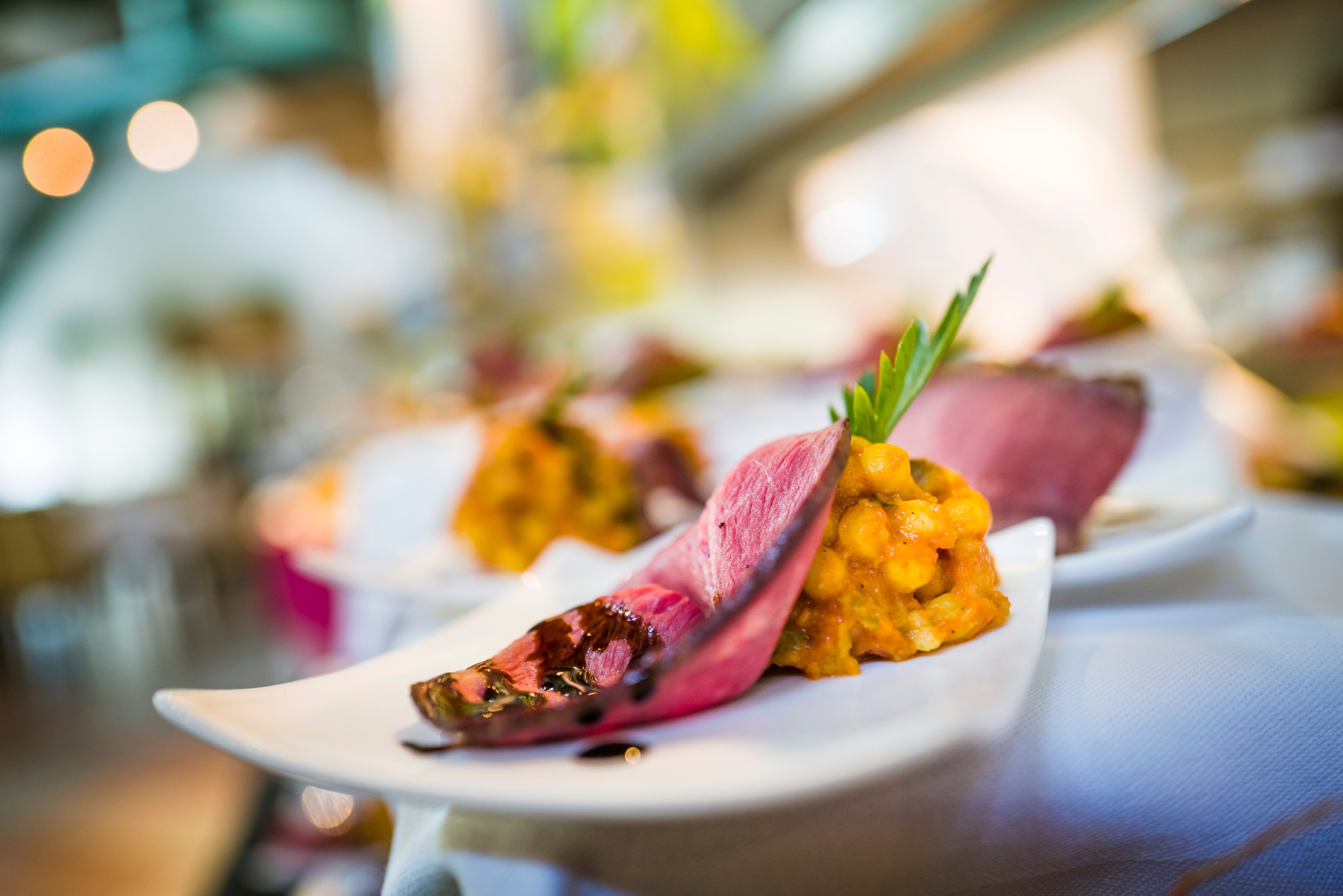 Elegant gegrilltes Fleisch mit Gemüse und Beilagen bei Aldiana Premium Cluburlaub