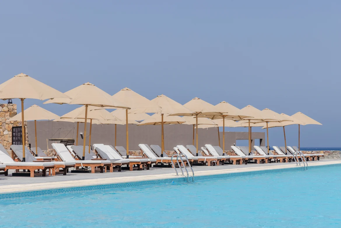 Poolbereich mit Liegen 