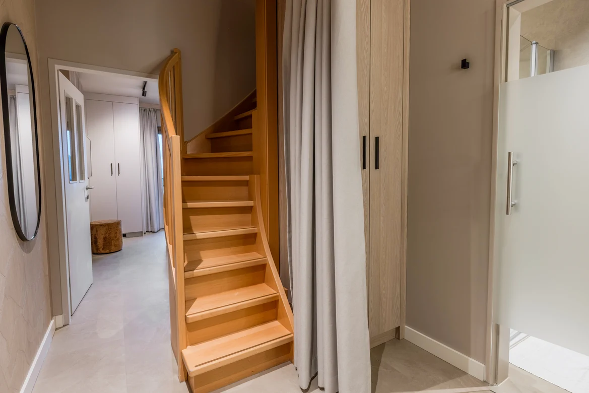 Innenaufnahme eines Flurs mit Treppe und Stauraum im Premium Cluburlaub von Aldiana