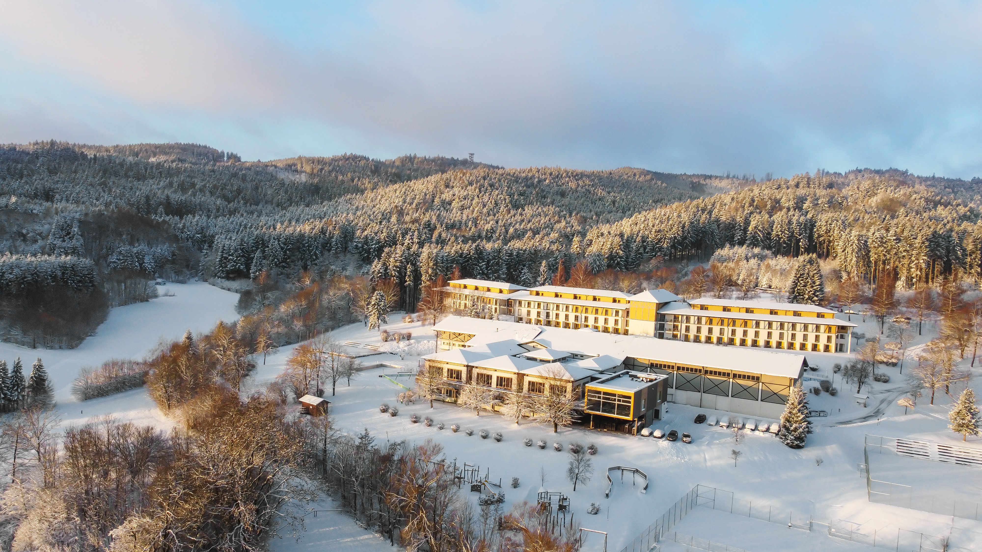 Hütten in verschneiter Landschaft im Winter, beeindruckende Naturkulisse bei Aldiana