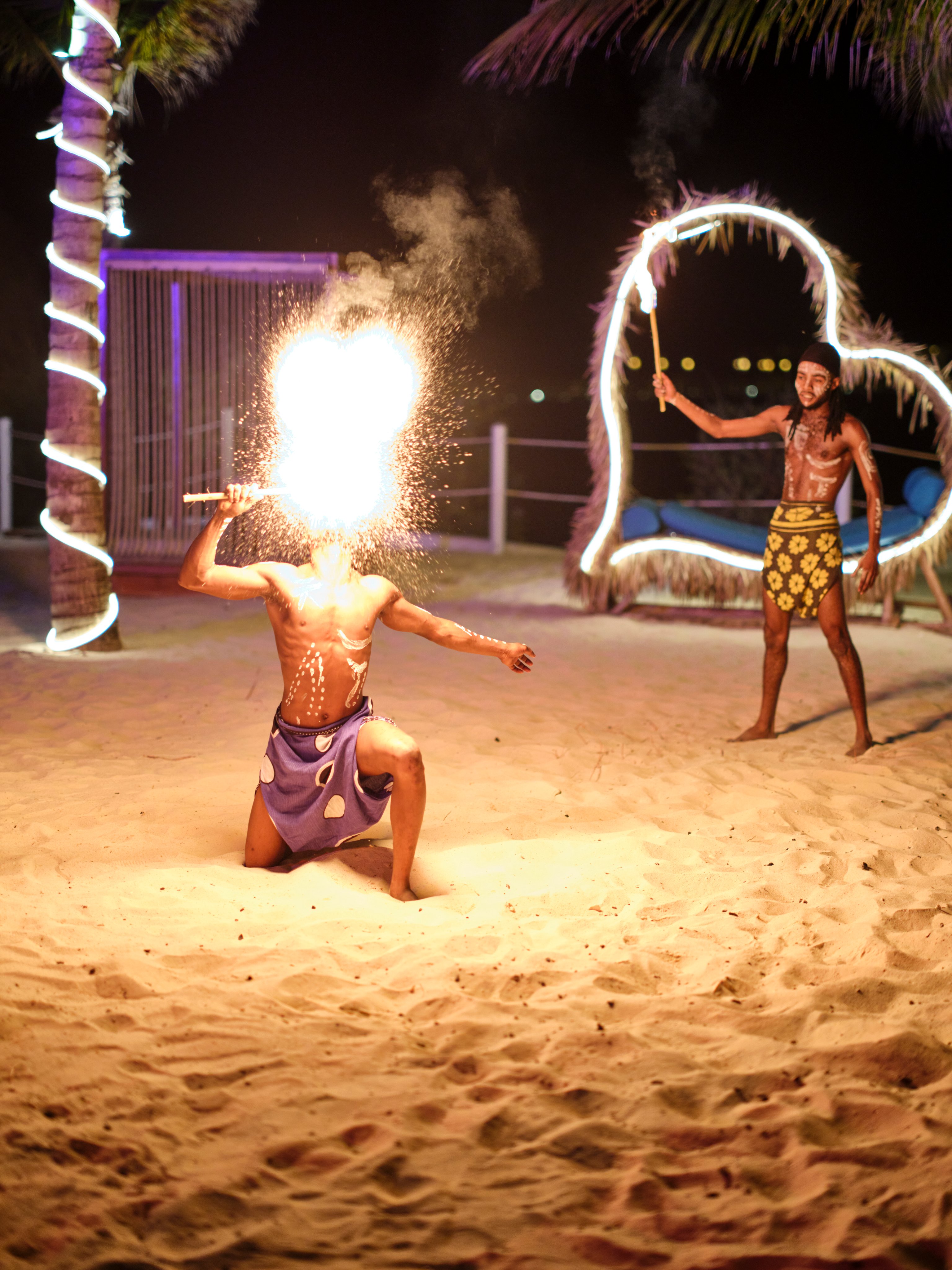Feuer-Show bei Aldiana am Strand mit Tanz und Unterhaltung bei Nacht.