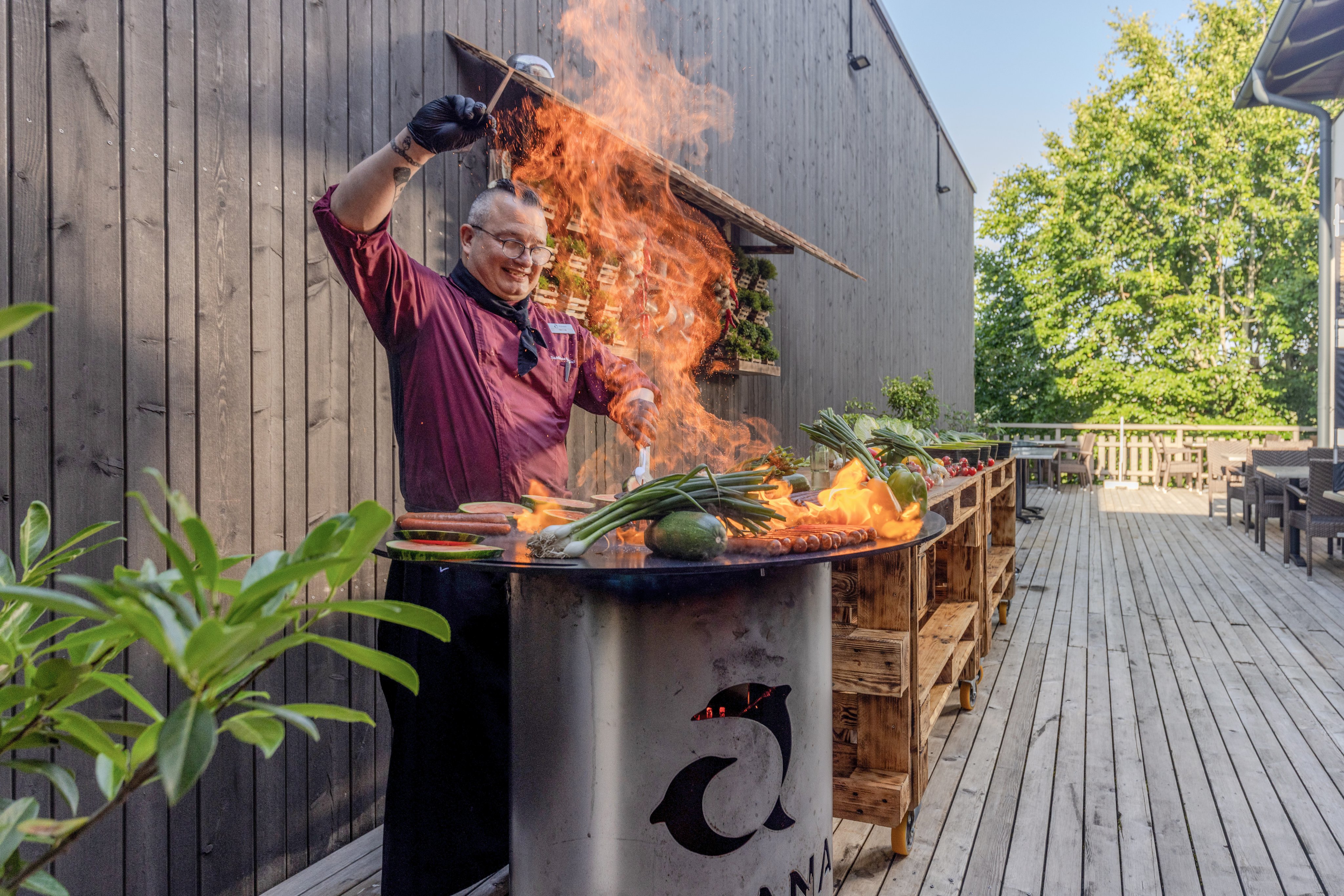 Koch zeigt Flambierkunst bei Premium Cluburlaub von Aldiana auf der Terrasse