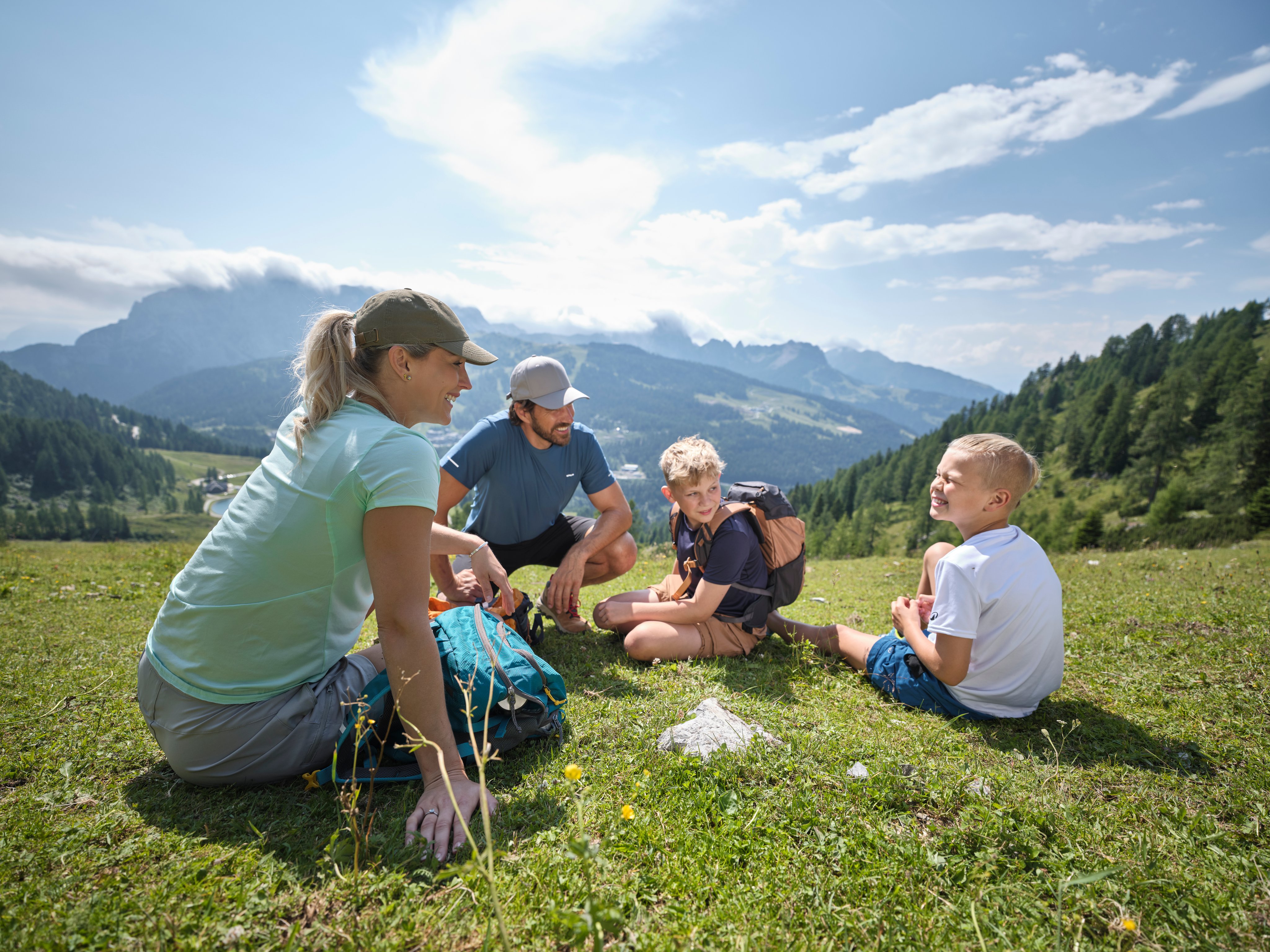 Familienfreundliche Camping family im Grünen bei Aldiana in malerischer Berglandschaft