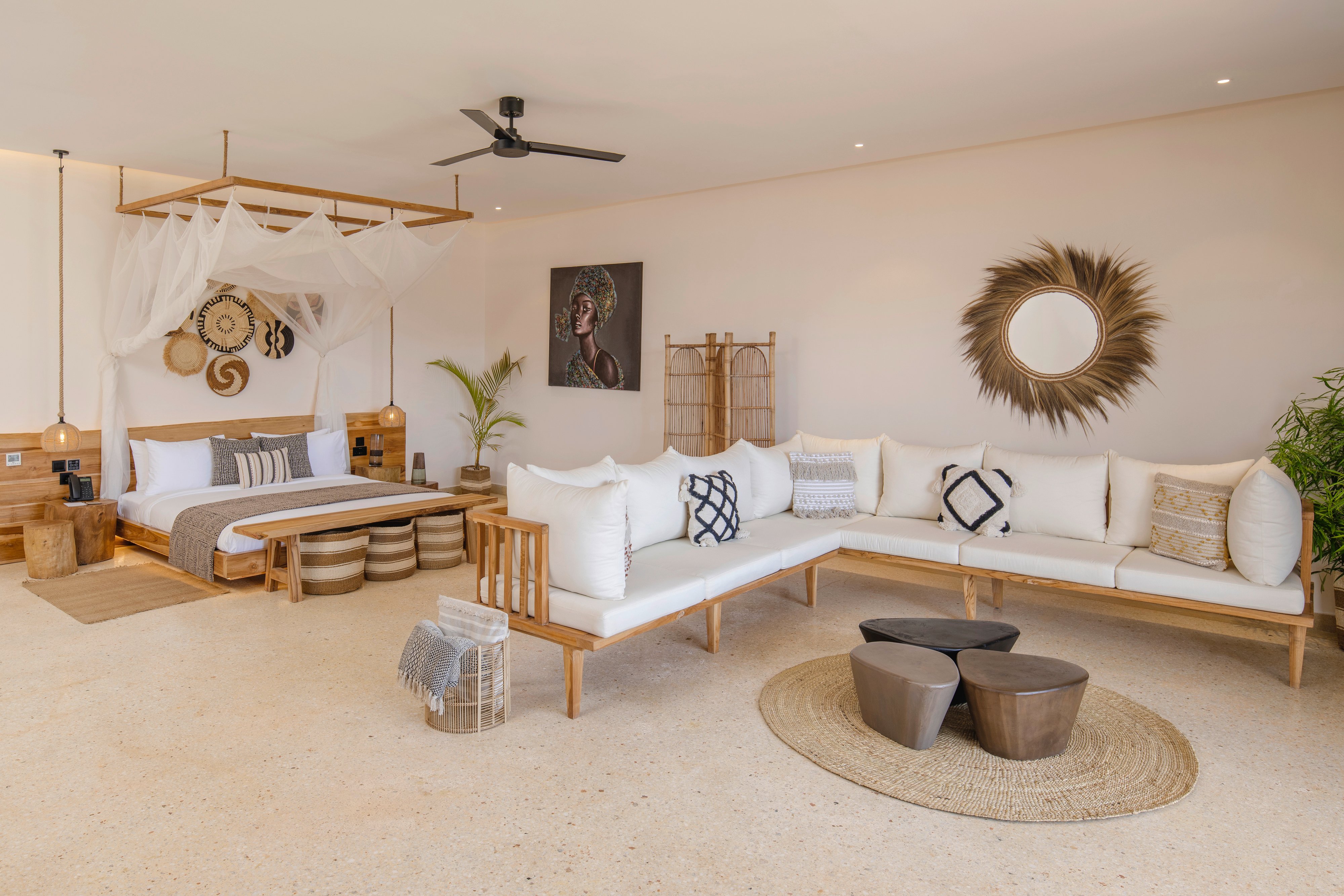 Elegantes Wohnzimmer mit weißer Couch, Holzmöbeln und Dekor im modernen Stil