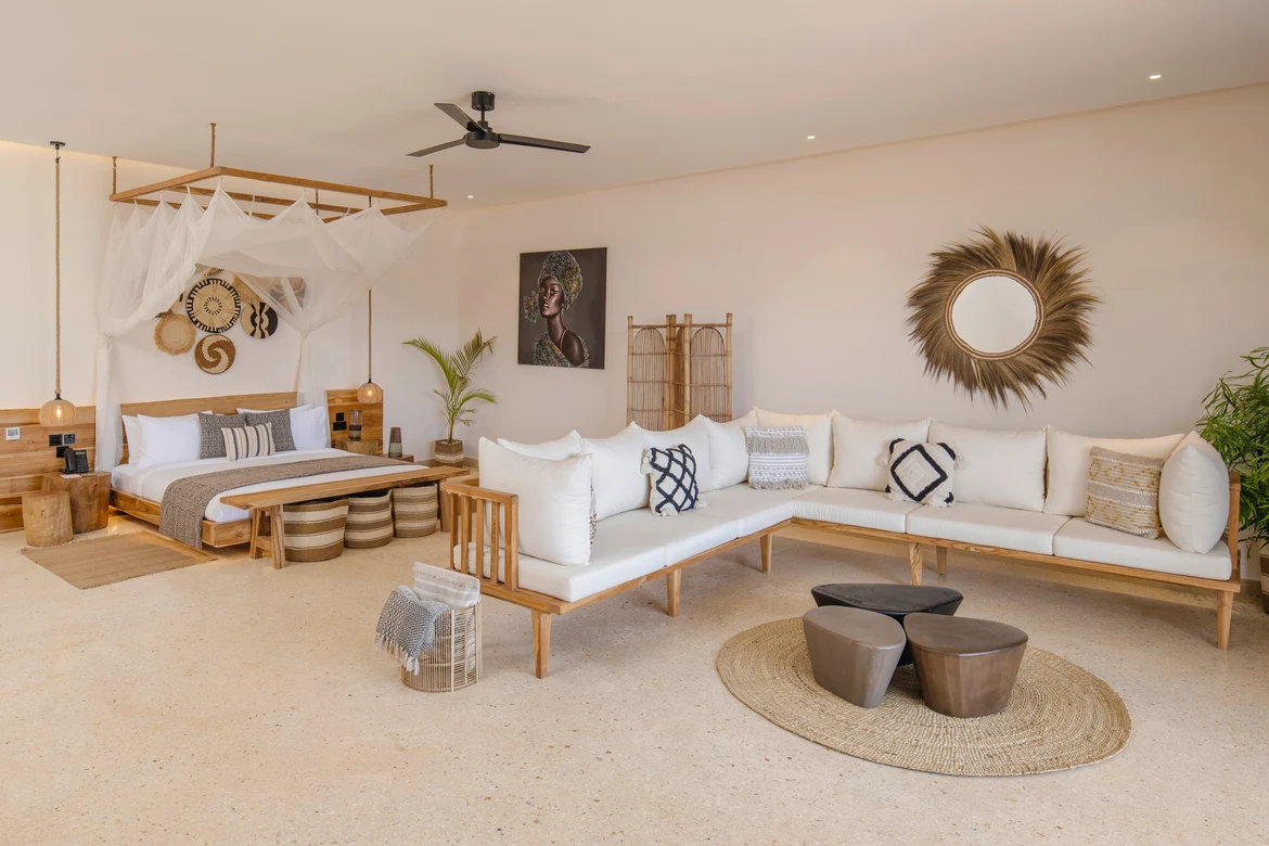 Elegantes Wohnzimmer mit weißer Couch, Holzmöbeln und Dekor im modernen Stil