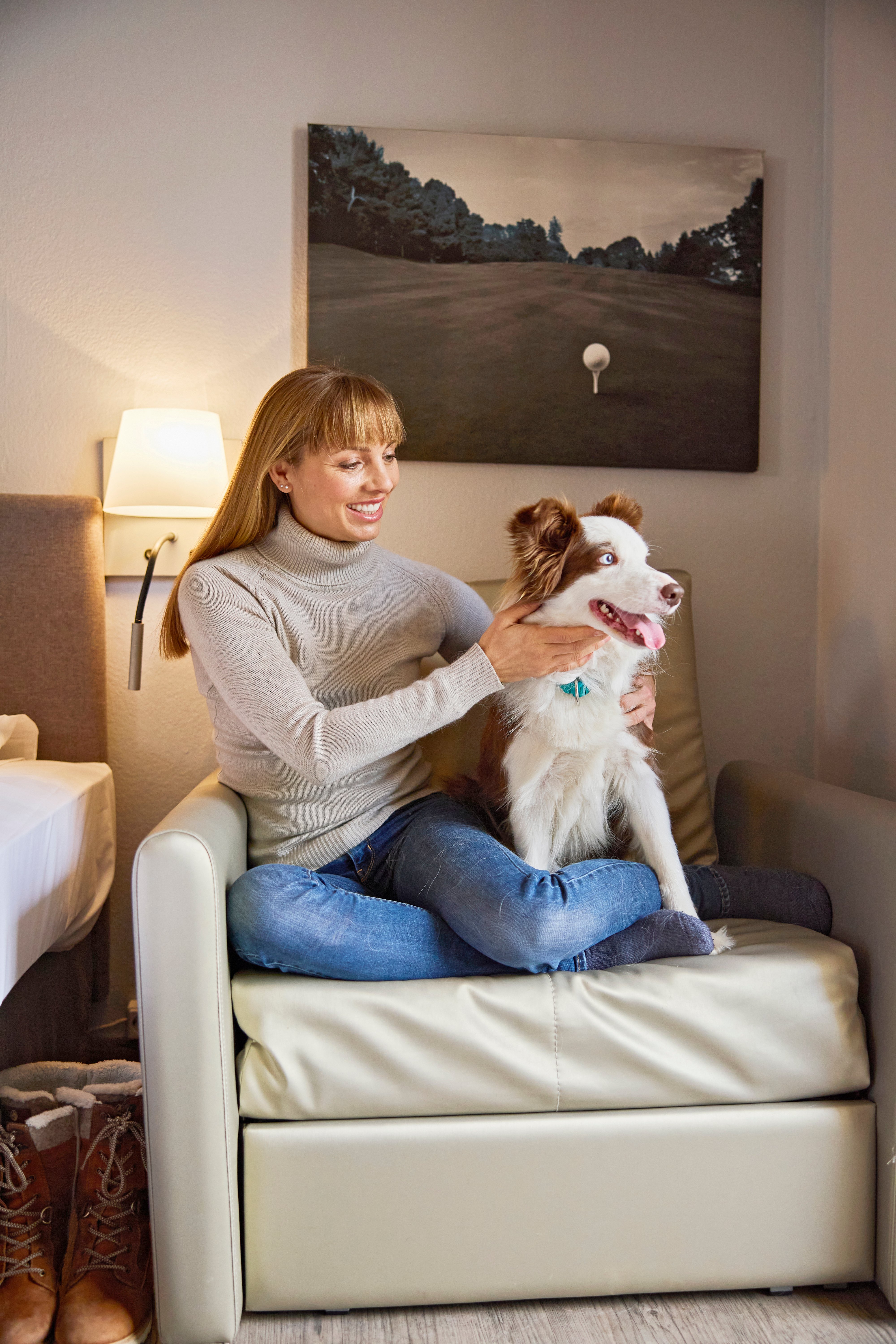 Familienfreundlicher Aldiana Premium Cluburlaub mit Frau und Hund im gemütlichen Wohnzimmer