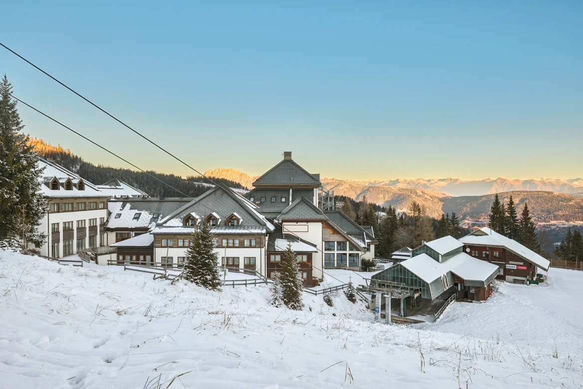 Clubanlage mit Berglandschaft