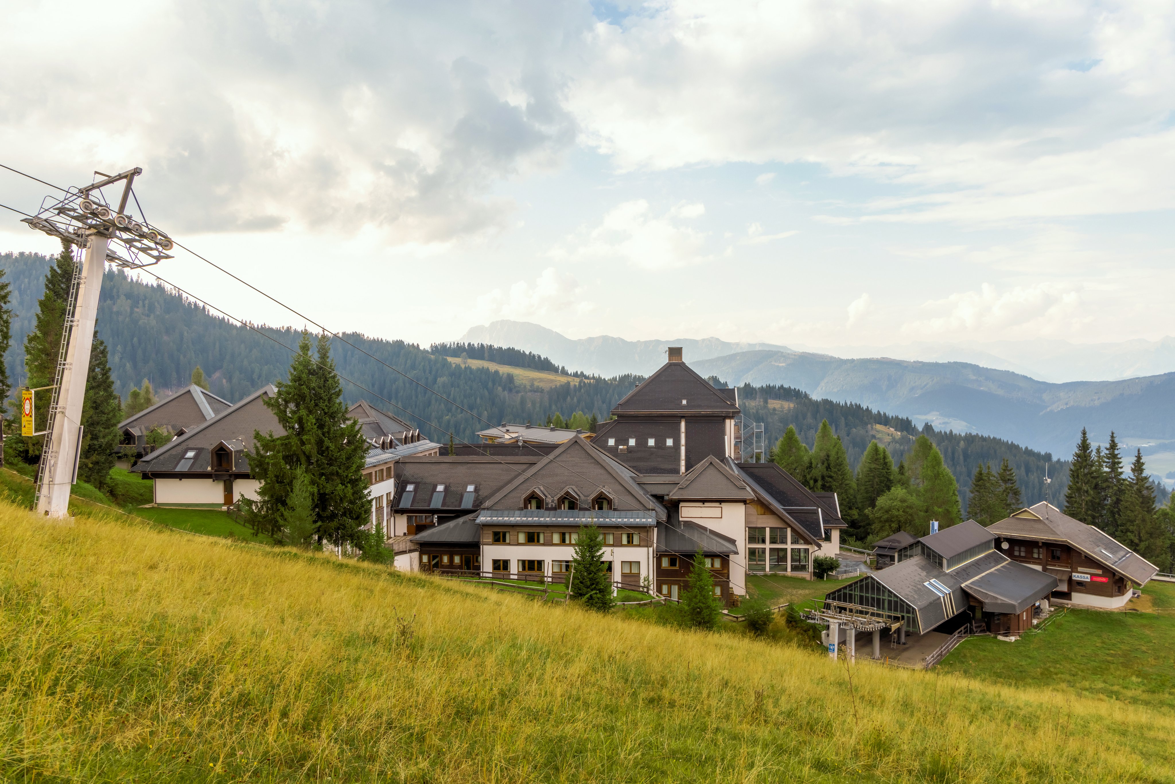 Luftbild eines Alpskires Resorts von Aldiana inmitten der Natur mit Bergen im Hintergrund