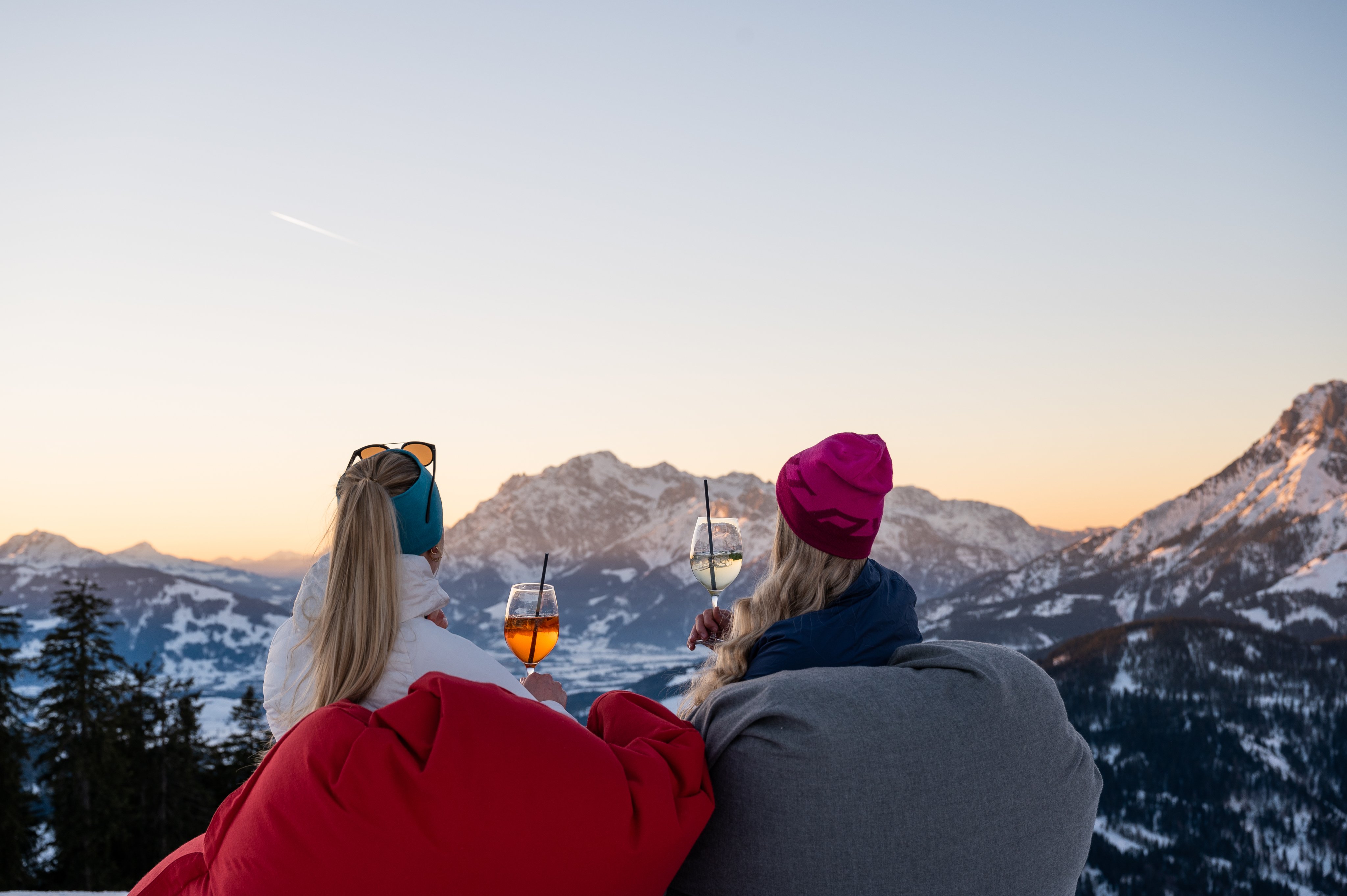 Zwei Menschen genießen einen Premium Cluburlaub bei Aldiana mit Bergblick und Gläsern