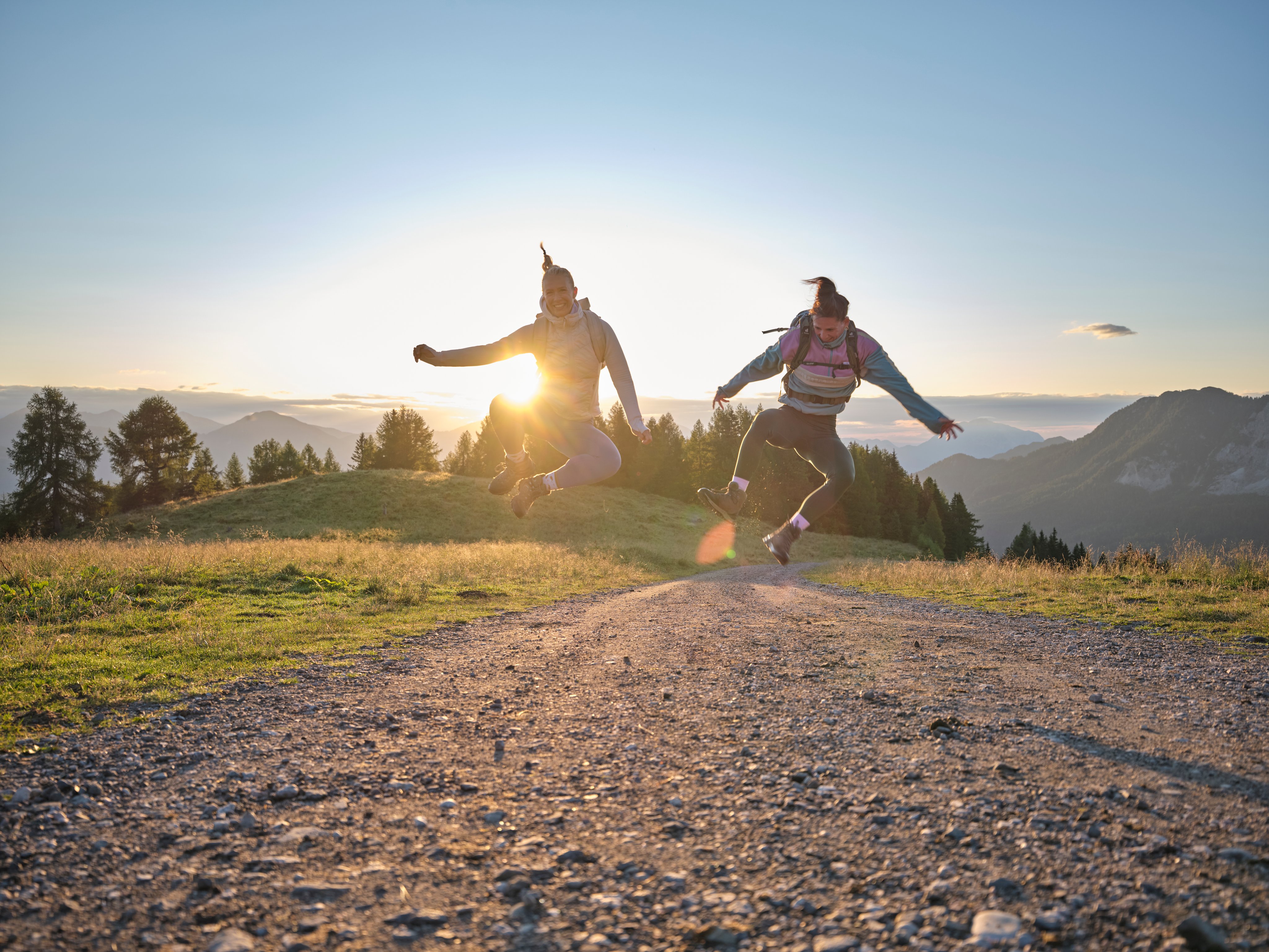 Zwei Frauen beim Sprung im Sonnenuntergang bei Aldiana, Premium Cluburlaub.