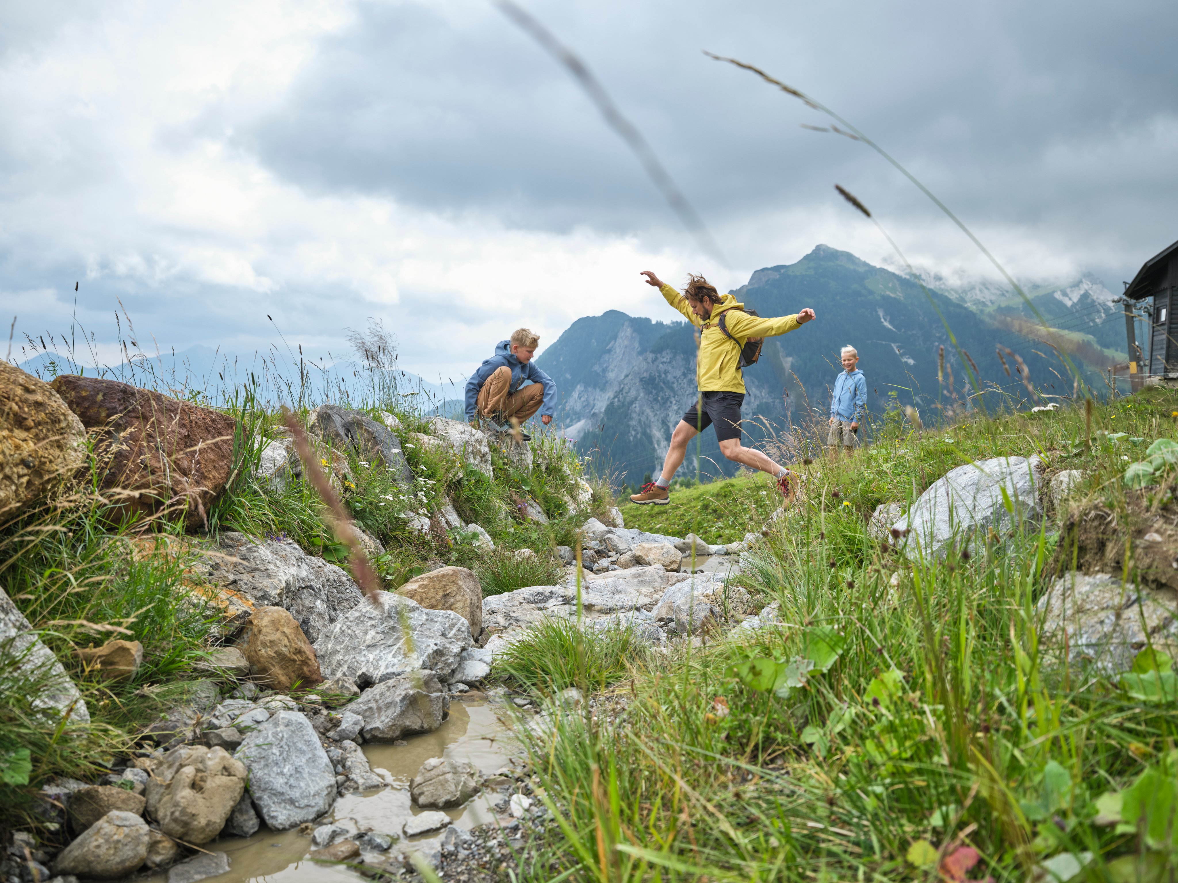 Familienurlaub im Grünen bei Aldiana, Kinder spielen in der Natur, Berge im Hintergrund