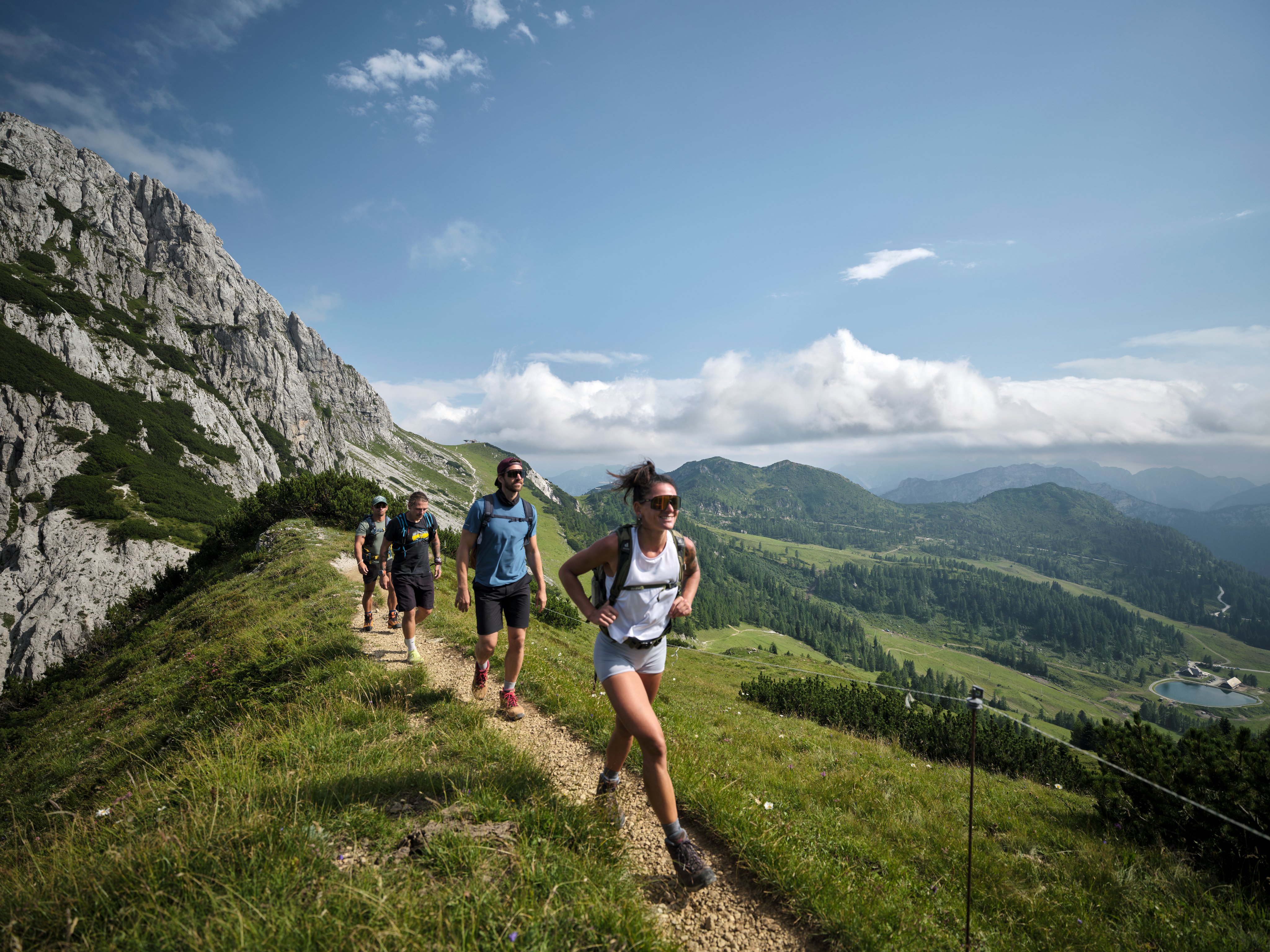 Dame*innen wandern in den Bergen beim Premium Cluburlaub von Aldiana
