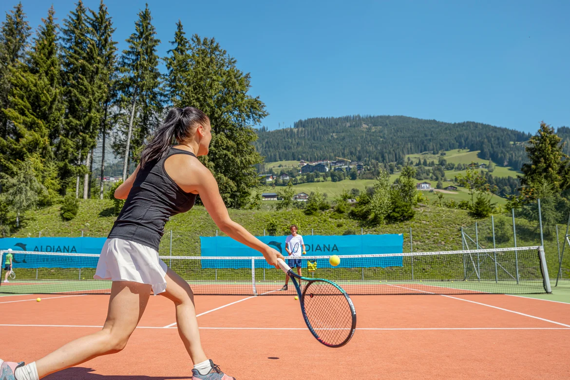 Tennisplatz mit Blick auf die Berge 