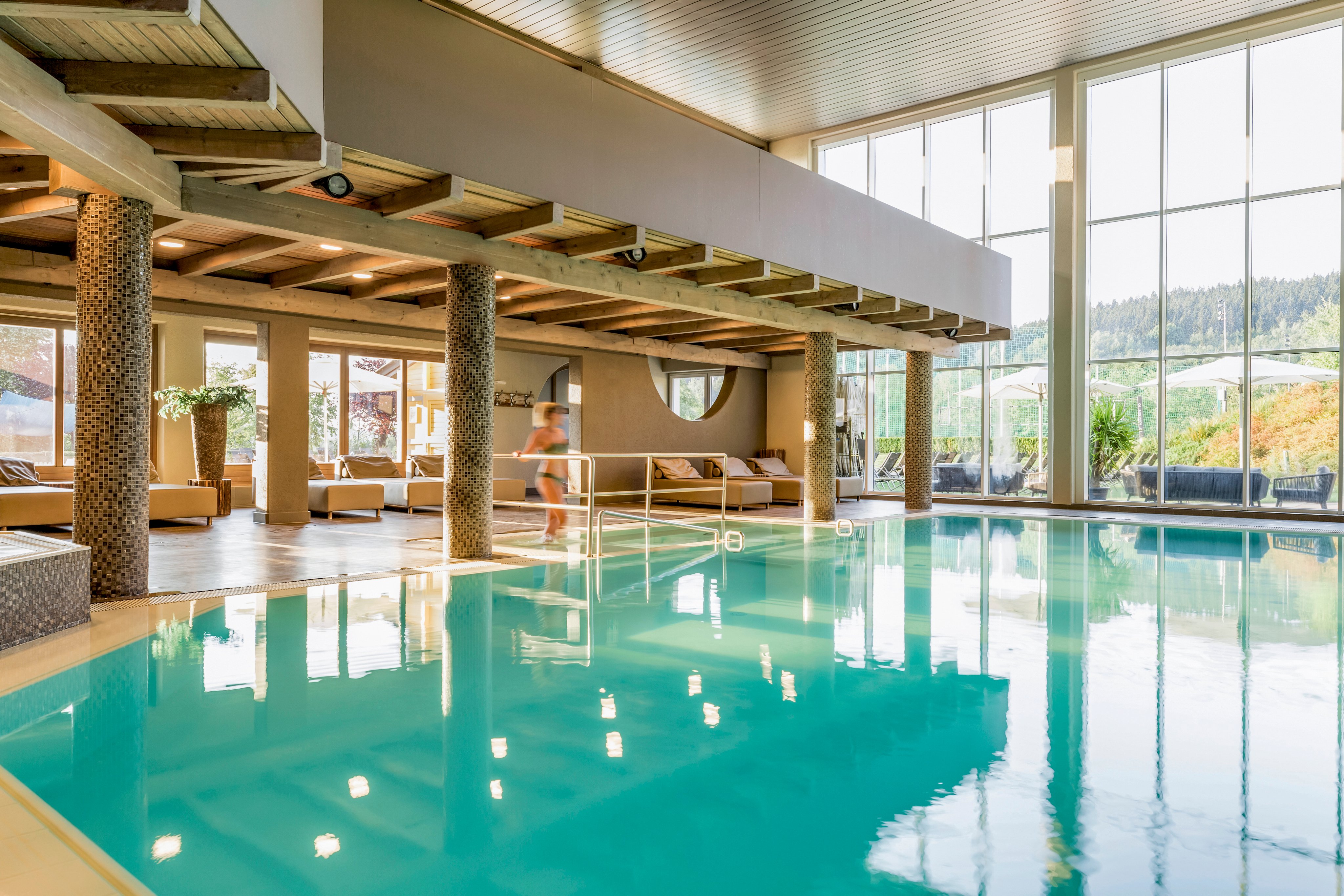 Innenaufnahme eines modernen Hotelpools bei Aldiana mit großem Fenster und entspannter Atmosphäre