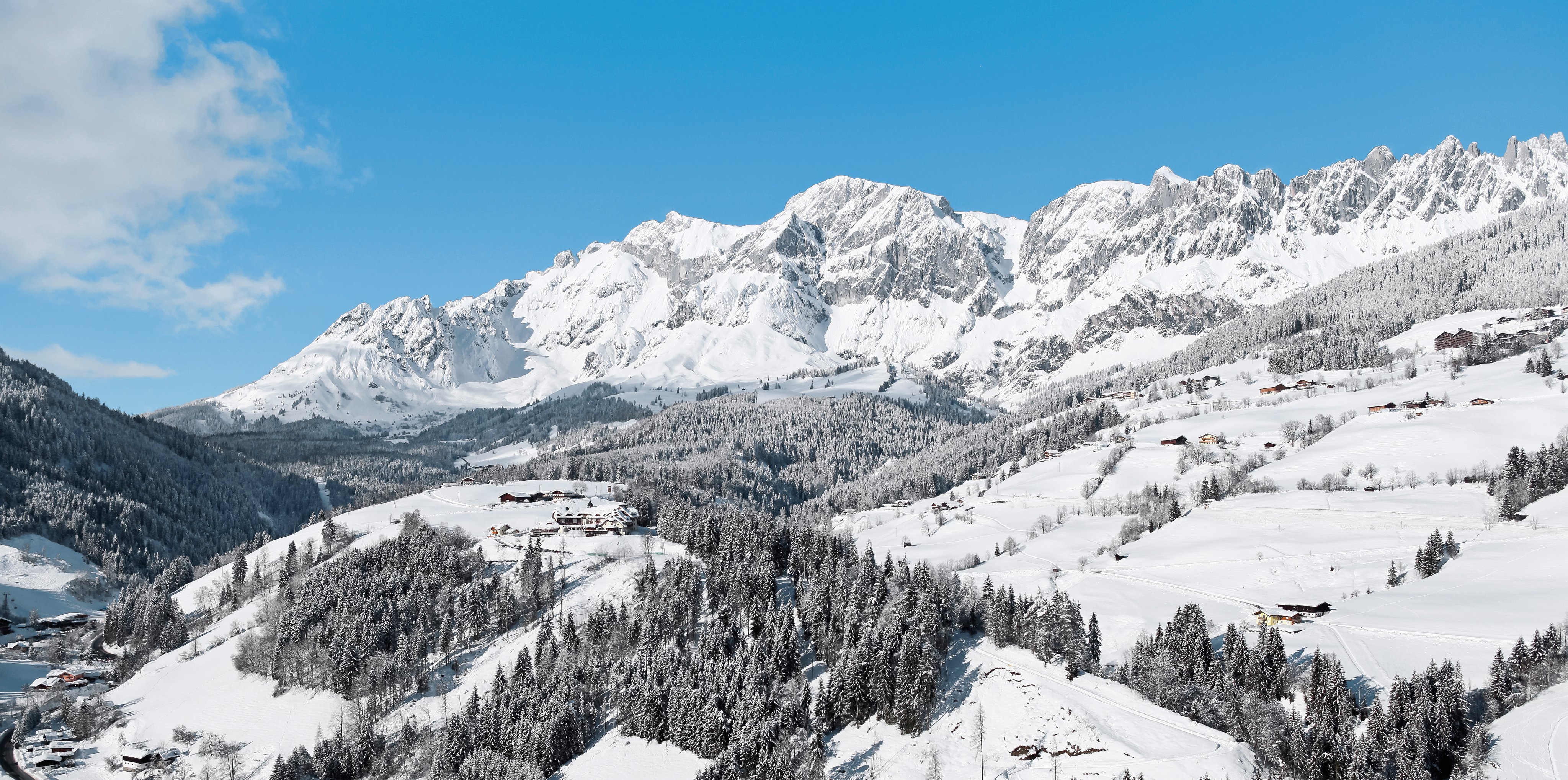 Schneebedeckte Berge und Wald, ideal für einen Premium Winterurlaub bei Aldiana