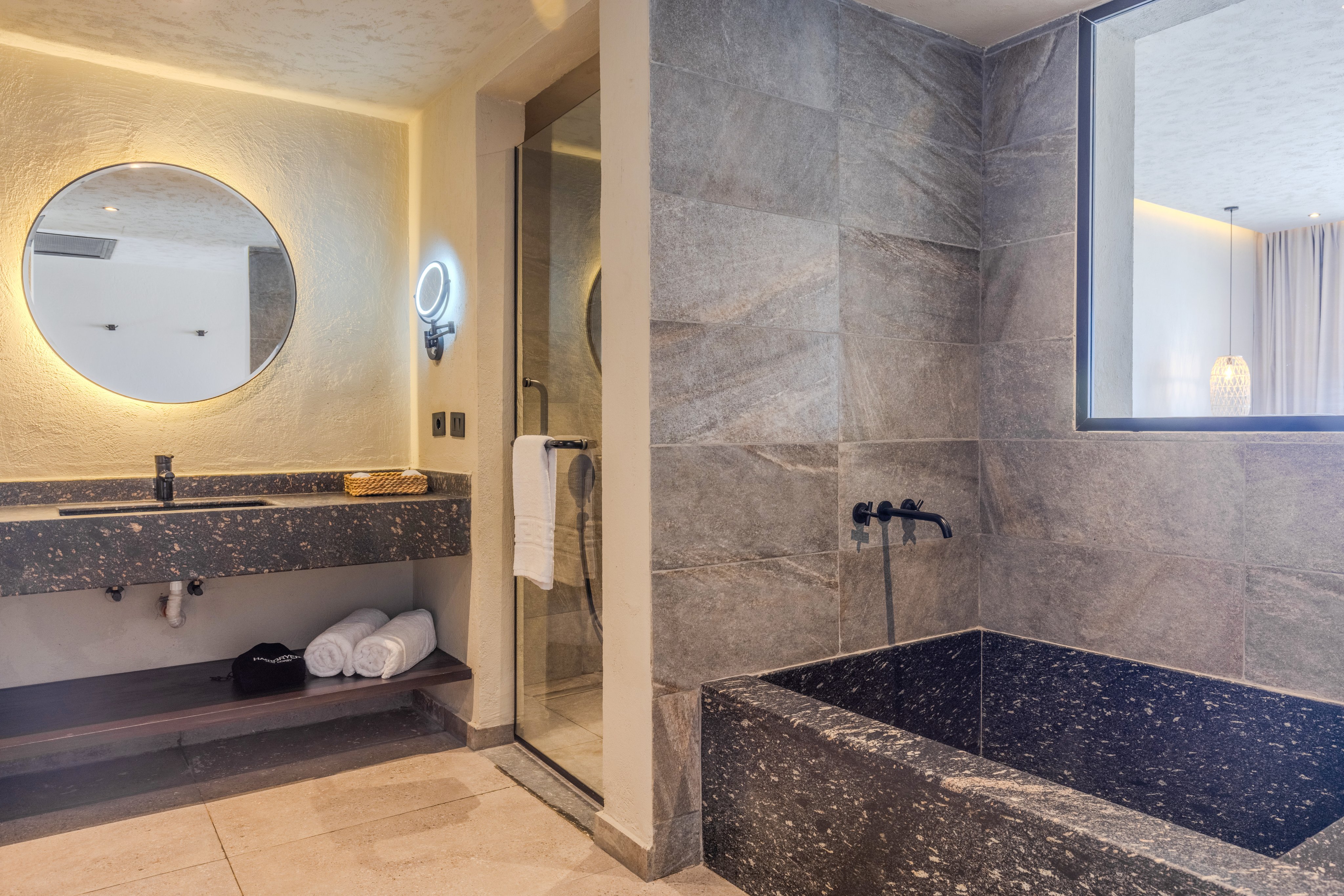 Badezimmer mit Spiegel Waschbecken und Dusche bei Aldiana unter modernem Design