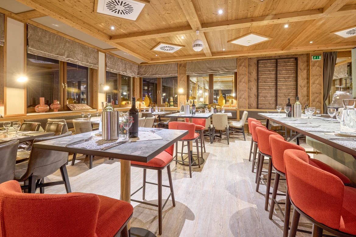 Restaurantbereich mit gemütlichen Sitzmöglichkeiten