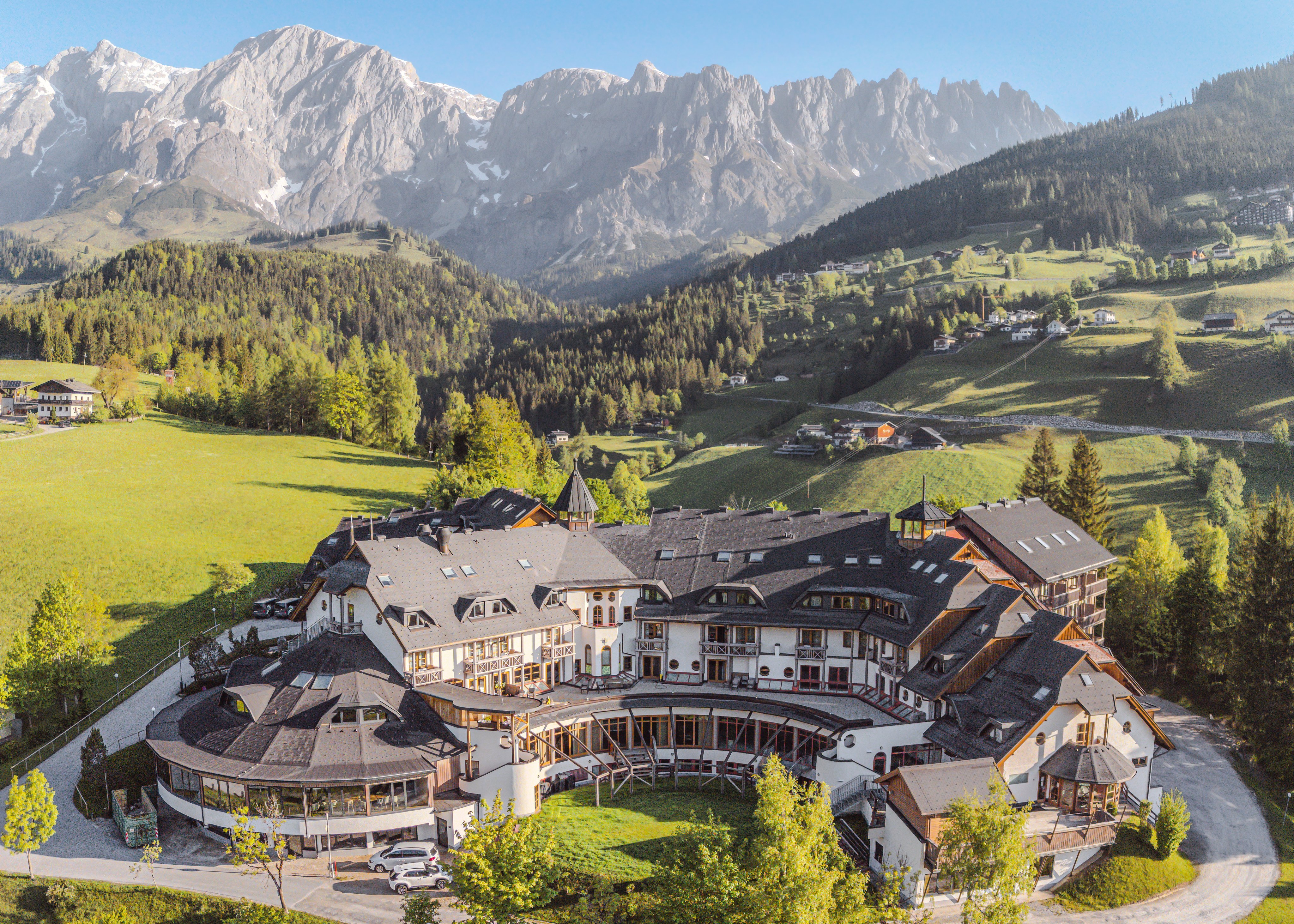 Elegantes Aldiana Clubhotel in alpinischer Landschaft, ideal für Premium Urlaub in den Bergen