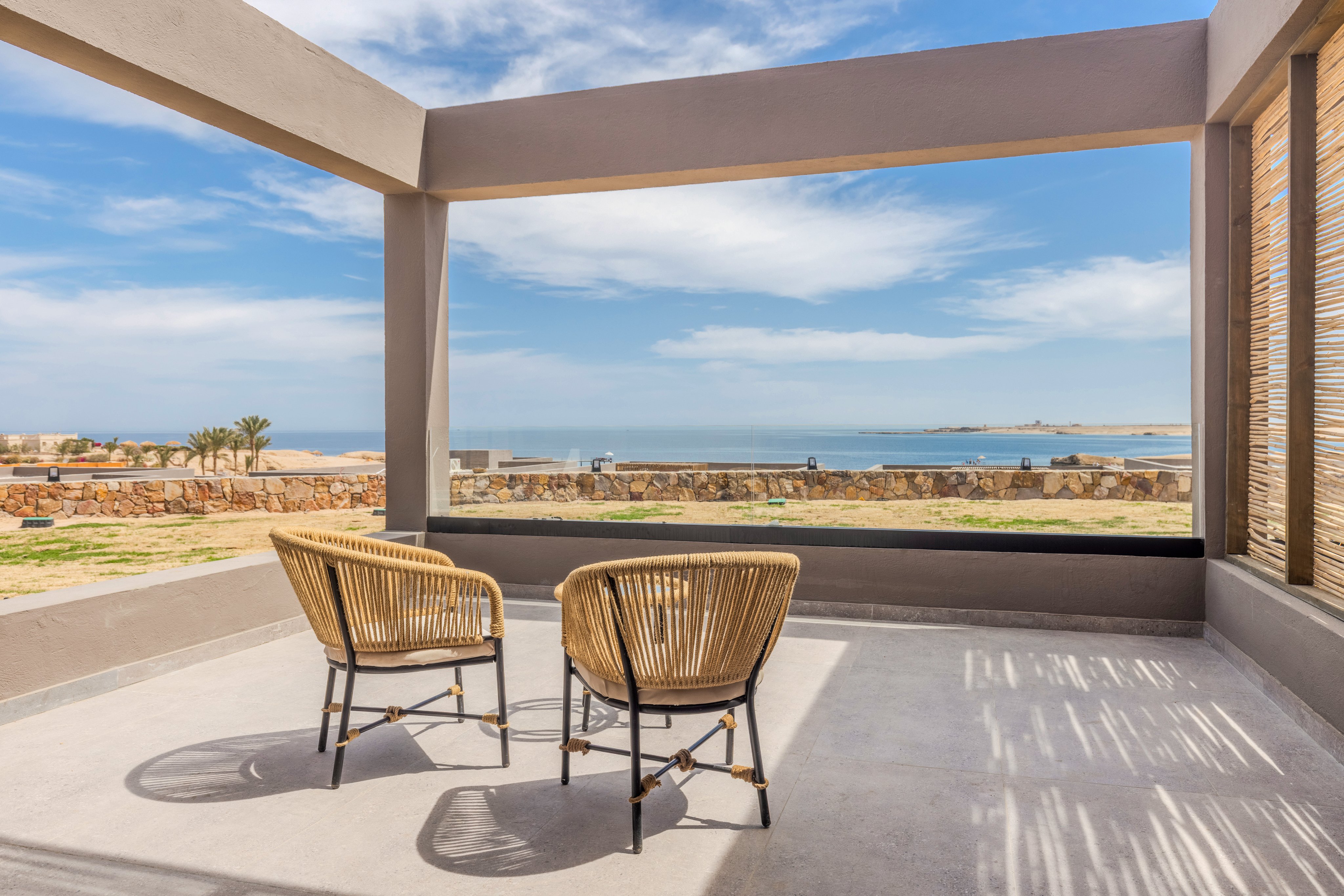 Entspannen auf der Terrasse mit Blick aufs Meer bei Aldiana, gemütliche Sitzgelegenheit.
