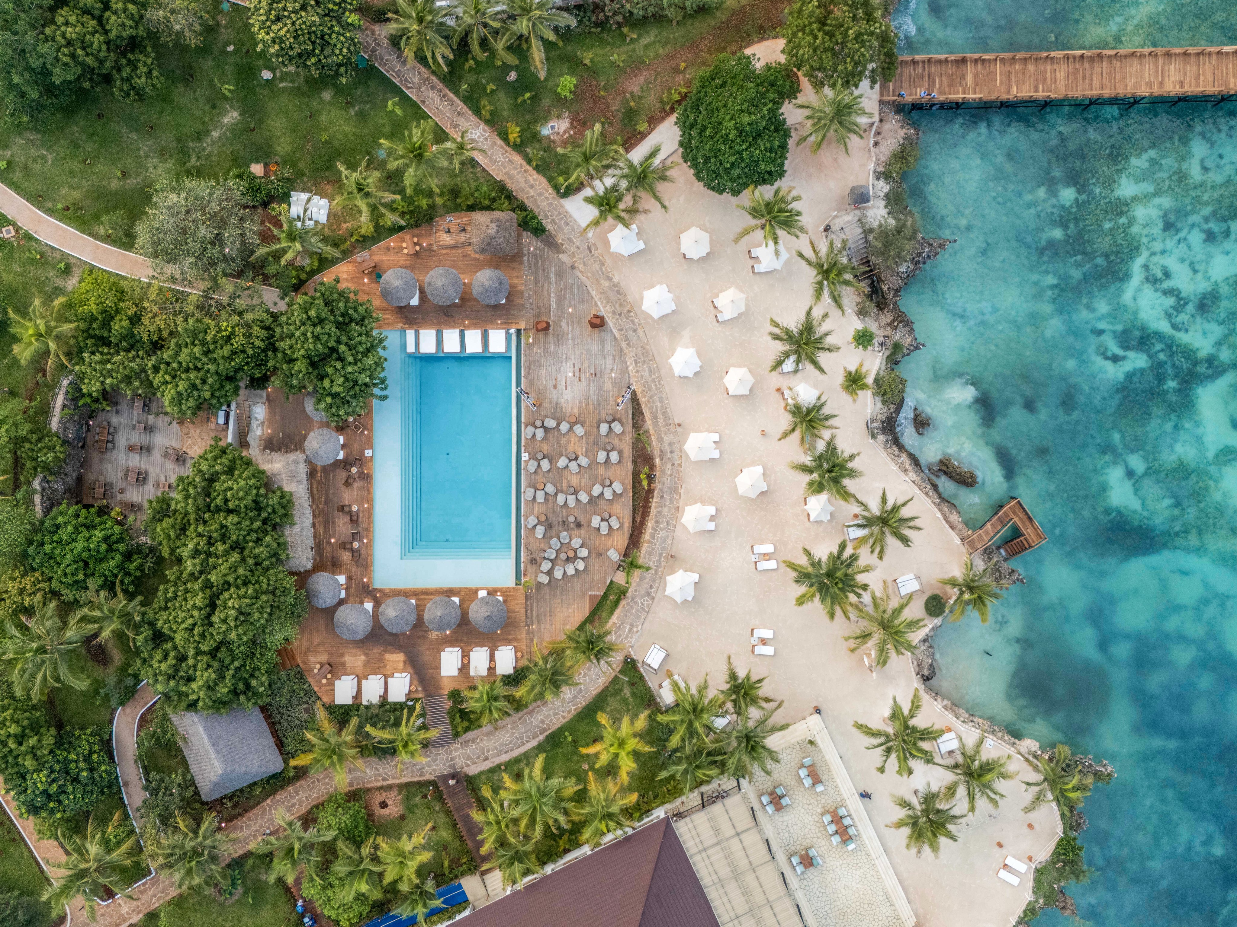 Drohnenaufnahme vom Club in Vogelperspektive mit Strand und Pool
