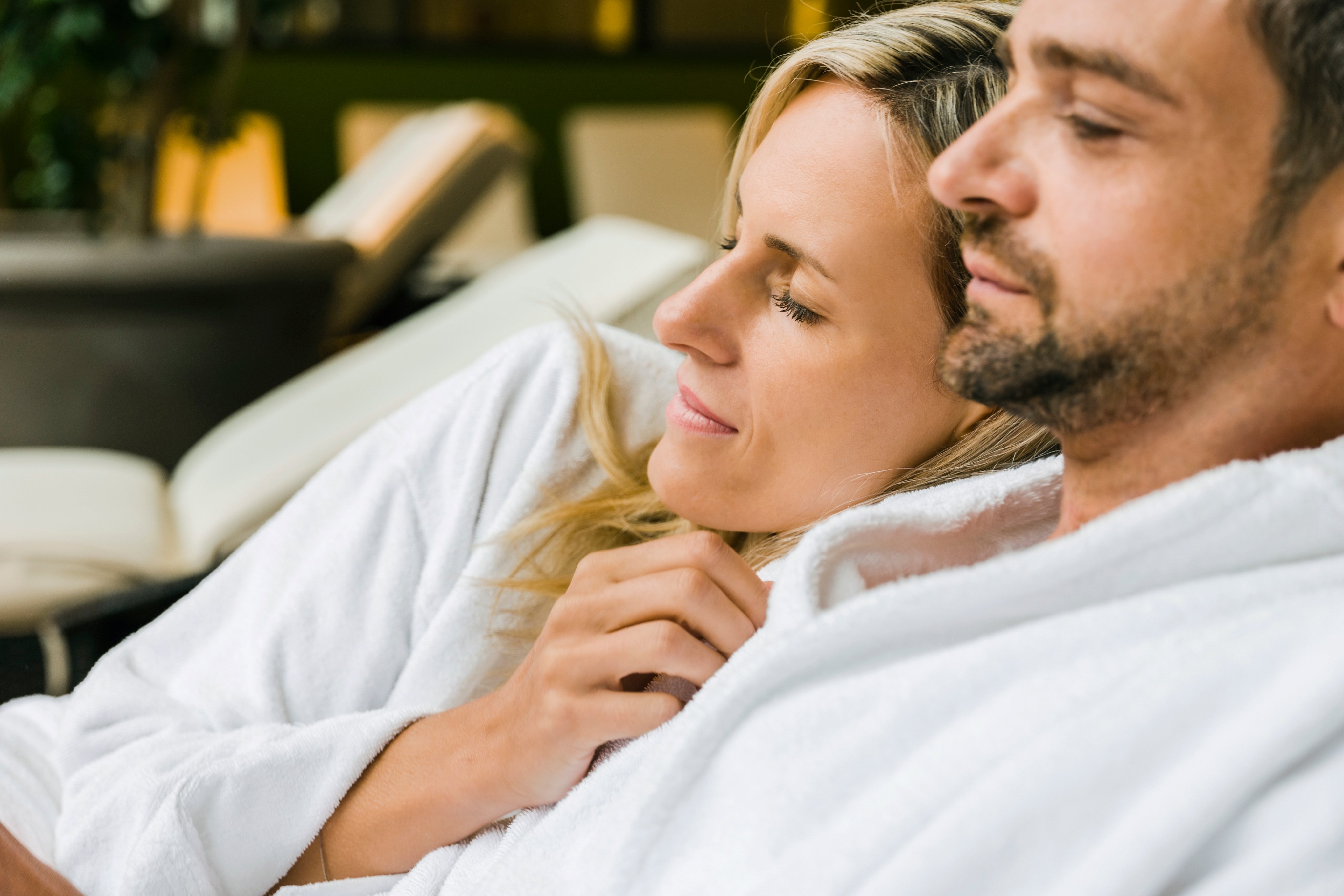 Entspannendes Paar im Premium Cluburlaub bei Aldiana auf komfortiger Liege