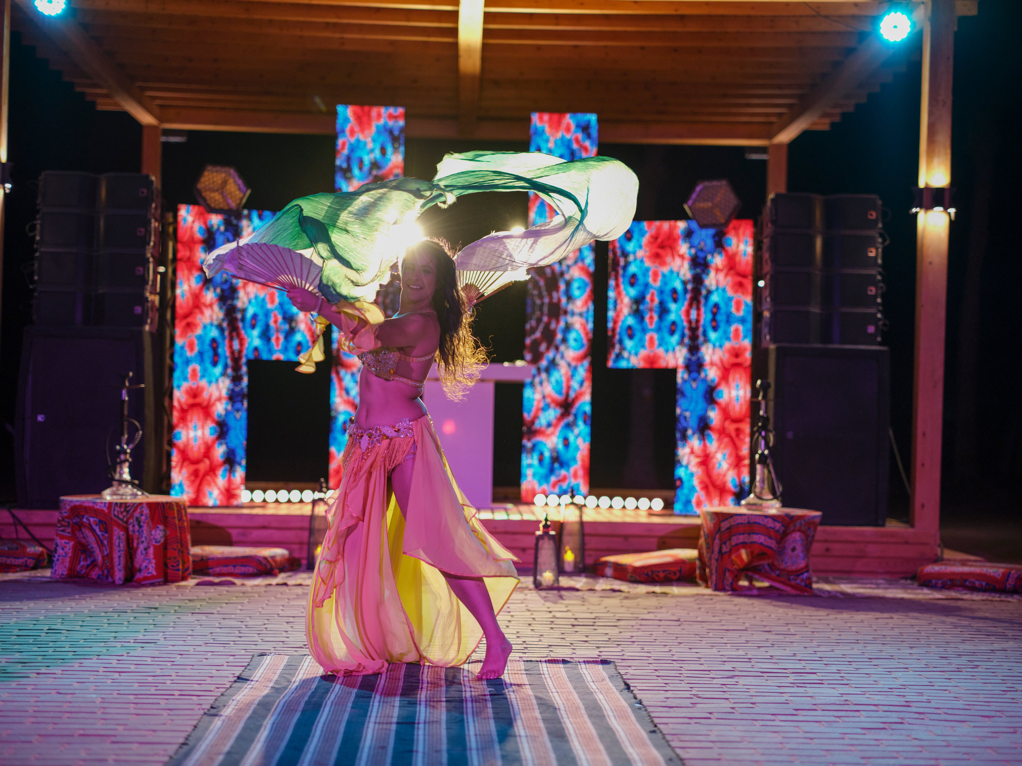 Tänzerin bei einem Premium Cluburlaub von Aldiana mit bunten Lichter- und Bühnenhintergrund