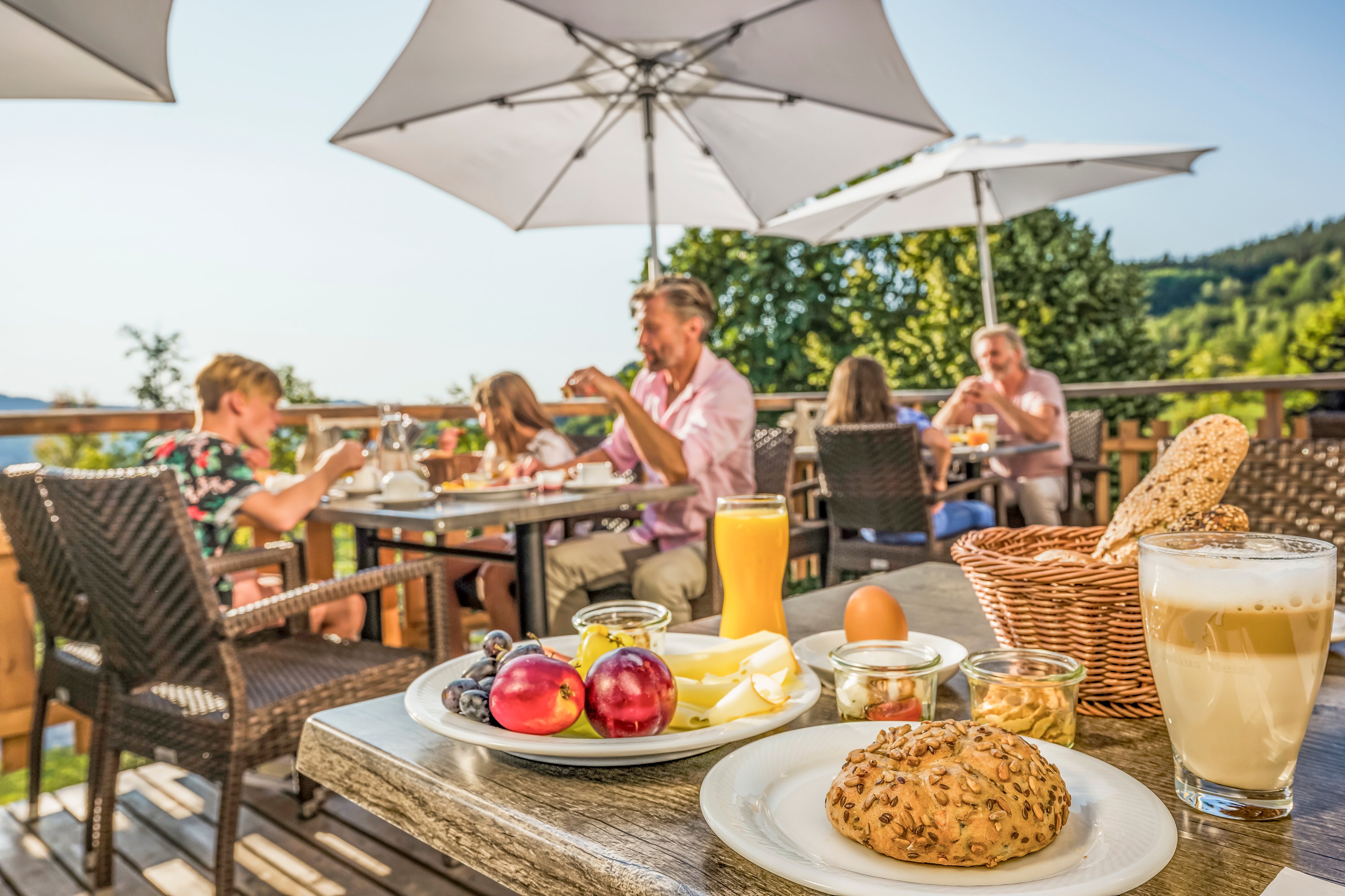 Buntes Frühstück auf einer sonnigen Terrasse bei Aldiana mit Kaffee, Saft und frischen Früchten