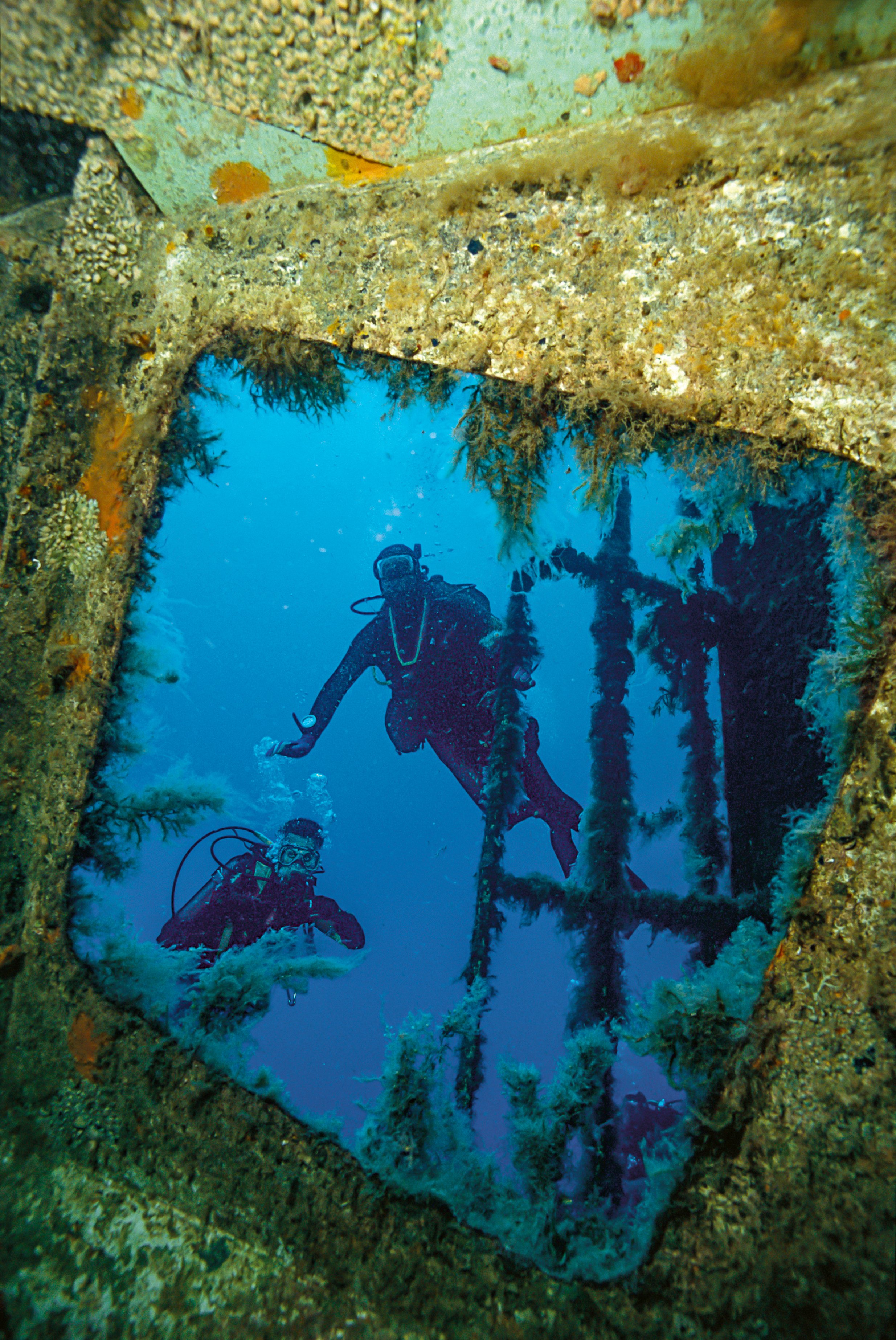 Taucher unter Wasser im verrosteten Schiffswrack bei Aldiana, Premium Cluburlaub